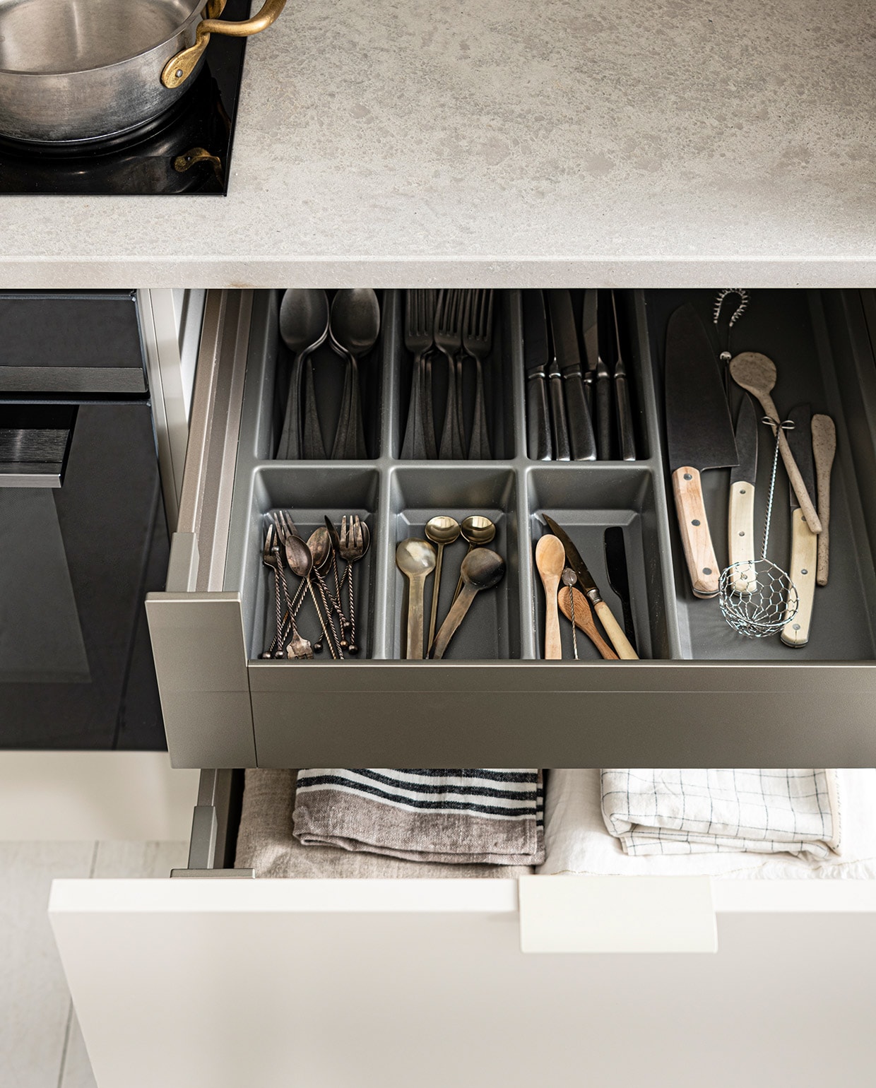 Keuken Basic Greige vtwonen collectie. M.m.v. vtwonen.nl (pan Sambonet), serax.com (bestek en messen met houten handvat). Overig priv�bezit. vtwonen 03-2021 | Productie Tanja Saarberg | Styling Kim van Rossenberg | Fotografie Sjoerd Eickmans