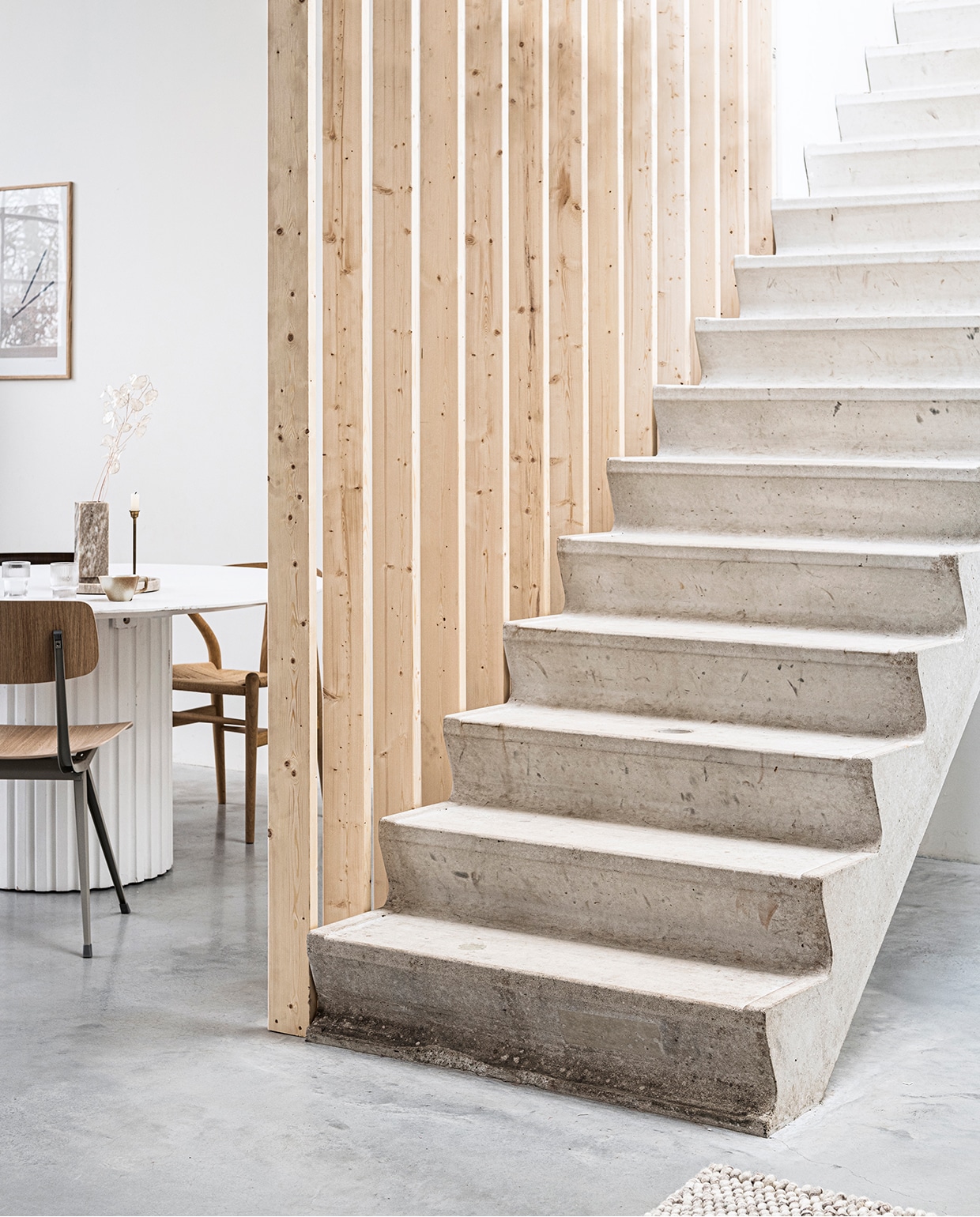 Eettafel Pillar van HKliving, 140×75 cm (Øxh), eetkamerstoel met lichtgrijs stalen onderstel Result van Hay, geribbelde glazen van Ferm Living per 4 (vtwonen.nl). Eikenhouten eetkamerstoel Wishbone CH24 (misterdesign.nl). Marmeren vaas, marmeren dienblad (hm.com). Gouden kandelaar privébezit. vtwonen 2020 DIY special 01 | room divider van hout grenst aan eethoek