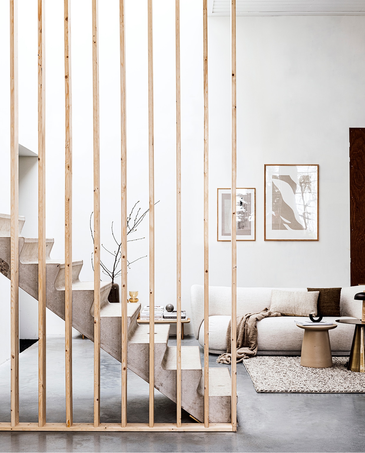 Laag houten wandmeubel Loof Piled, 24x150x35 cm (hxbxd), zwarte kandelaar Arch van Ferm Living (vtwonen.be). Marmeren bol, bouclé plaid 130×170 cm (hm.com). Grote vaas Jade achter trap, bruine glazen vazen achter trap, linnen kussens 40×40 cm en 40×60 cm (loods5.nl). Wollen vloerkleed Hjorthede, 160×230 cm (ikea.nl). Messing bijzettafel 49×49 cm (Øxh), aardewerken bijzettafel 40×43 cm (Øxh) (hkliving.nl). Bouclé 3-zitsbank Rico van Ferm Living, 210x79x81,5 cm (bxhxd) (flinders.nl). Posters: groot Fragments van Moe Made It, 70×100 cm met eikenhouten lijst klein Carrarra van Julia Hallström Hjort, 50×70 cm met eikenhouten lijst (theposterclub.com). Boeken privébezit. vtwonen 2020 DIY special 01 | productie &amp; styling Kim van Rossenberg | uitvoering Richard van Meerveld | fotografie Sjoerd Eickmans