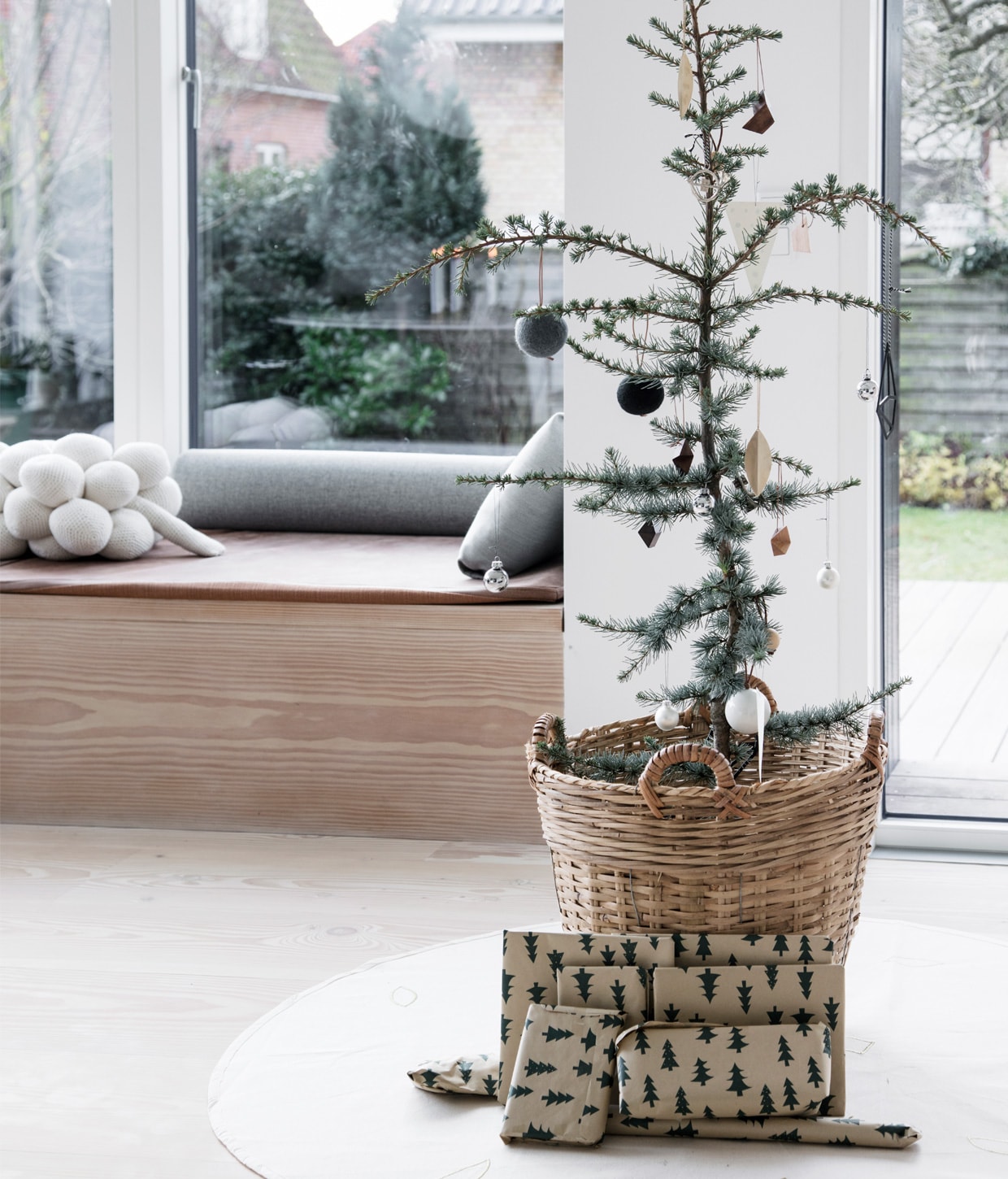 Kleed Ferm Living. Trapauto loopwagens.nl, mand Intratuin, kerstboom ceder. Styling en tekst Pia Olsen | Fotografie Stine Christiansen | Tekstbewerking Christine van der Hoff