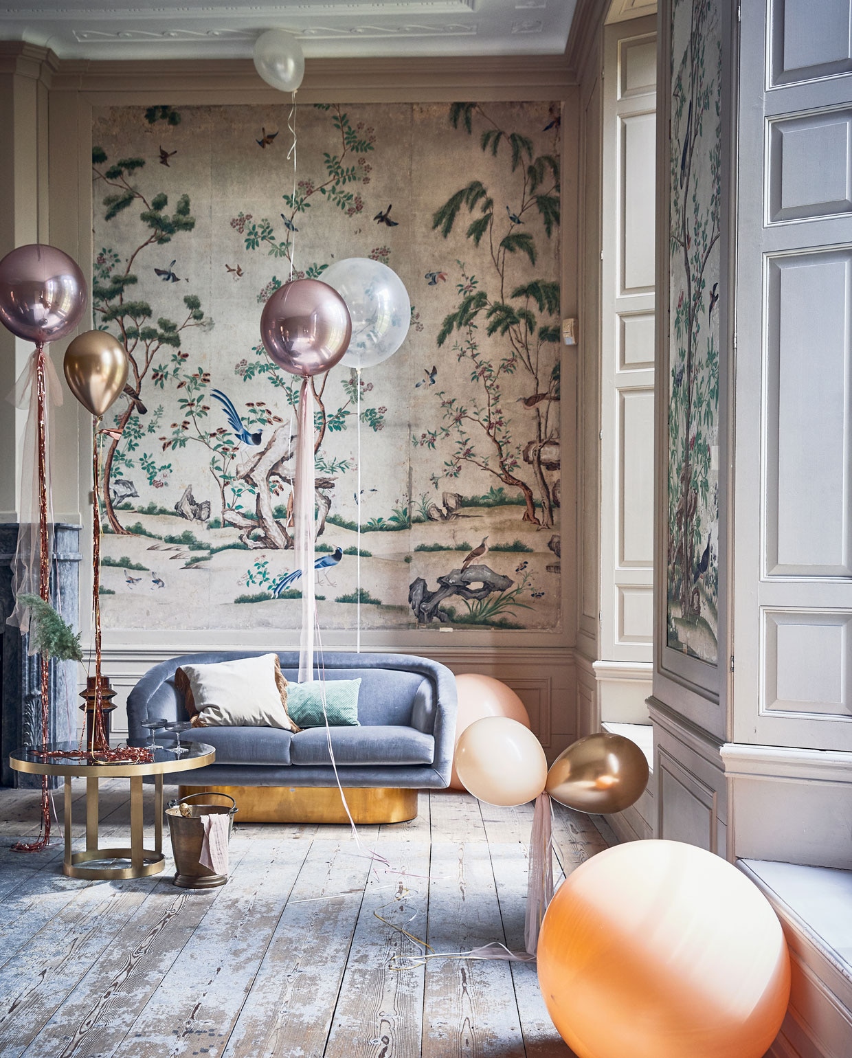 Ballonnen (partyballoon.nl). Tule (boerenbonthal.nl). Franjegordijn (slinger.nl). Glazen salontafel 45×80 cm, vaas, fluwelen kussen met franjes (nordal.eu). Groen kussen, grijze champagneglazen metribbel van Ferm Living(vtwonen.nl). Zilvergrijze fluwelen bank van Jonathan Adler (ankevangoor.com). Champagnekoeler (iblaursen.dk). styling Cleo Scheulderman | fotografie Jeroen van der Spek