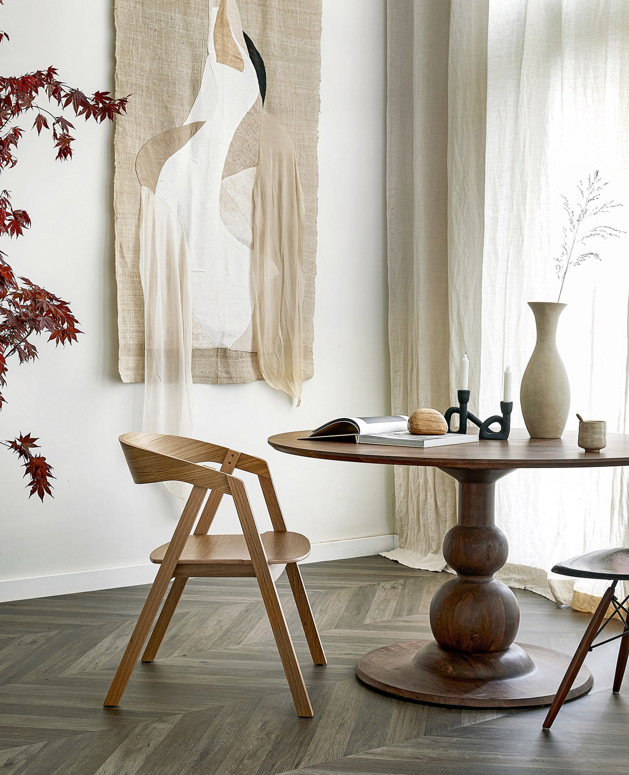 Novilon vloer Zoethout per m² € 29,50.M.m.v. basiclabel.nl (eettafel), demachinekamer.nl (eikenhouten stoel Edske van Sav &amp; Økse, Eames DSW zwarte kuipstoel van Herman Miller), studio-yen.com (zwarte kandelaar, houten kei, boek Bea Mombaers), adrianameunie.wordpress.com (artwork met Japanse kraanvogel, in opdracht van Avenue Design Studio). Overig privébezit. JA | vtwonen 07-2021 | styling Marlies Does | fotografie Peggy Janssen | productie Tanja Saarberg