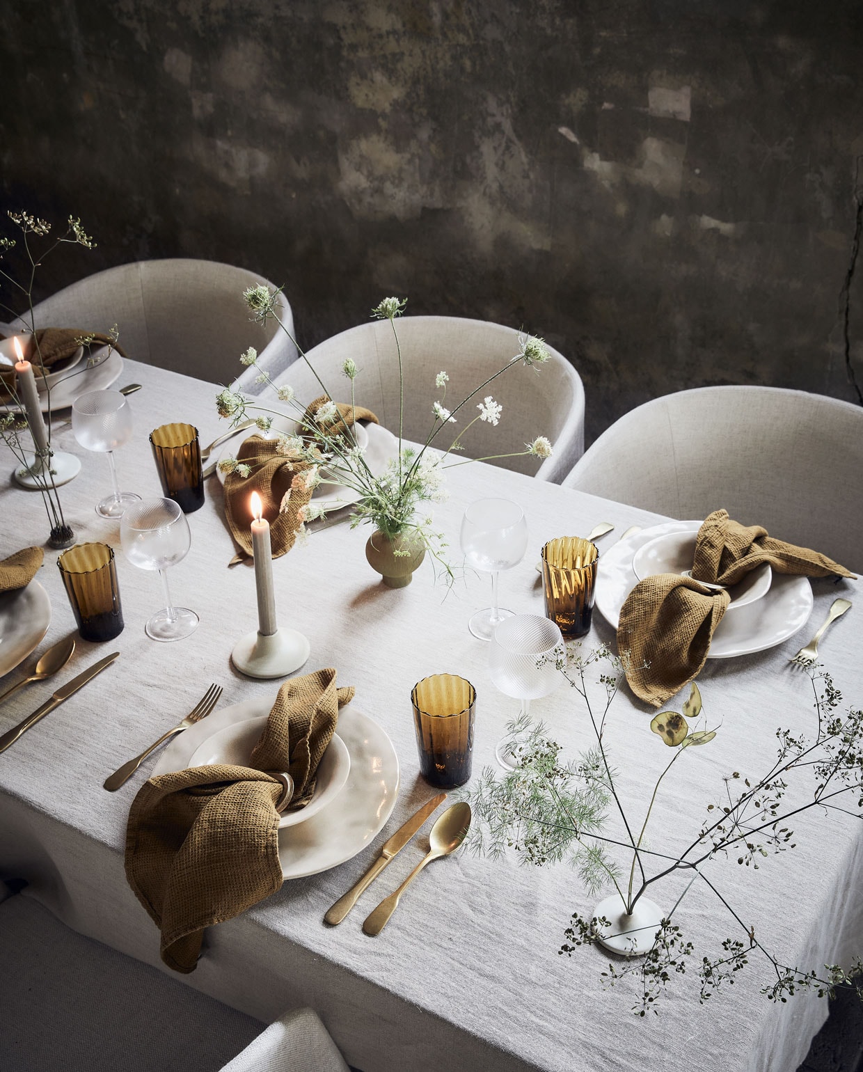Tafelkleed gemaakt van 100% Europees stonewashed linnen stof Evry, 200 cm breed, prijs per meter ? 52,50 (stoerlinnen.nl). Eetkamerstoelen per stuk ? 826,- (kasstoor.nl). Dinerbord ? 11,99, kom ?9,99 (zarahome.com).Servetten per stuk ? 9,- (archive-store.nl). Messing servetring, per 4 ? 39,- (wonenmetlef.nl). Stonewashed bestek per stuk vanaf ? 13,50 (paviljoen- noord.com). Gele glazen per stuk ? 8,75 (householdhardware.nl). Wijnglazen per stuk ? 18,- (bolia.com). Keramieken kandelaars per stuk ? 25,-, keramieken wierrookhouder per stuk ? 21,- (annemiekebootsceramics.nl). Groene mini-vaas ? 23,50, Japanse Kenzan bloemprikker ? 20,- (fleurmonde.com). vtwonen 2020-12 | fotografie Jeroen van der Spek | styling Danielle Verheul