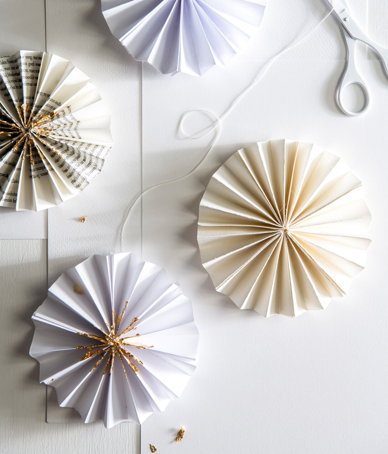 Bladmetaal 14×14 cm, goudkleurig € 8,99 (pipoos.com). Draad (markt). Boek (kringloopwinkel). Overig privébezit styling Mila Griese | fotografie Louis Lemaire