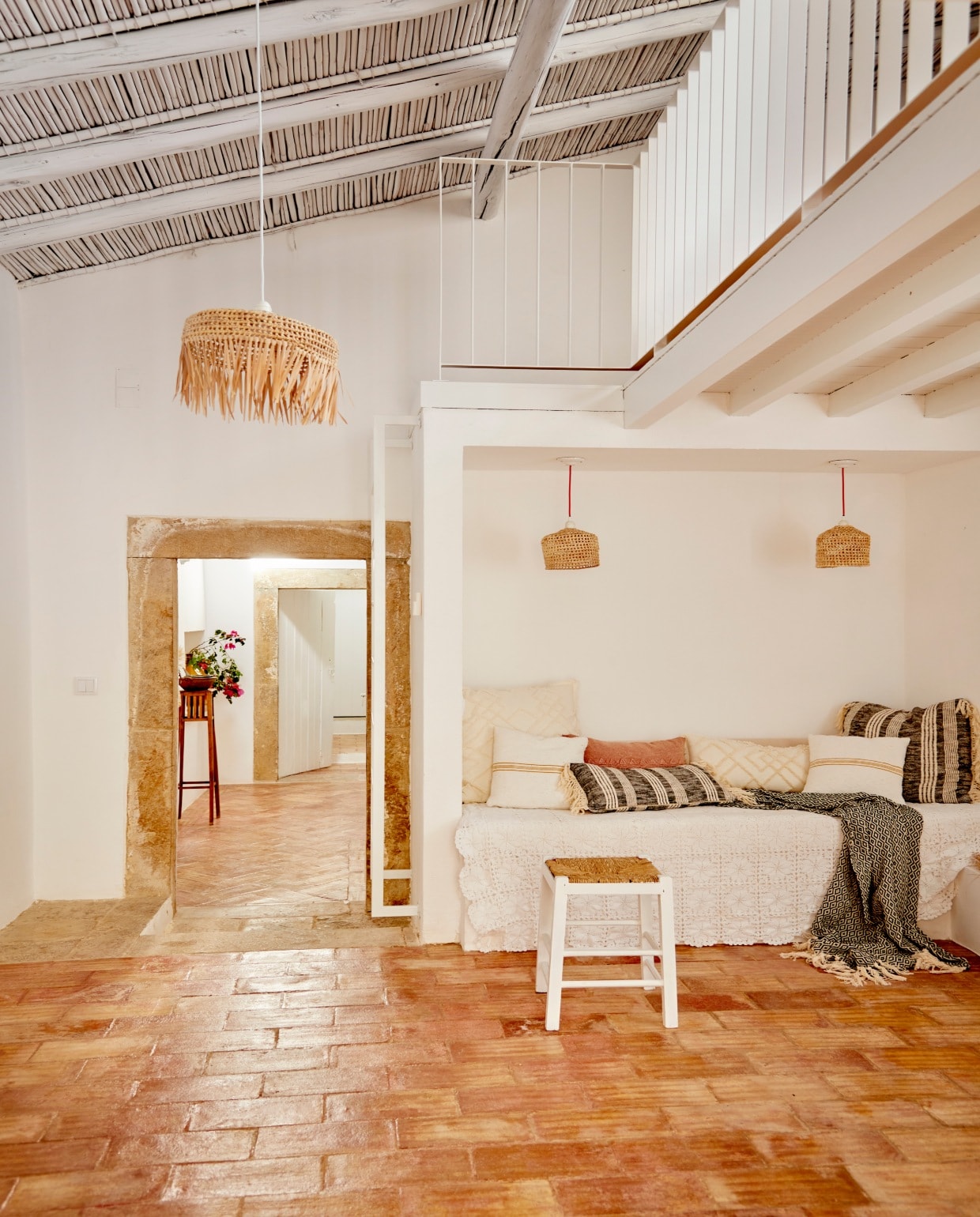 Een kast werd een nis metbank. Lampen Loulé DesignLab. Witte sprei van Marie’s oma, donkere deken CasaCubista, kussens CalmaHouse. De kruk vonden zein het huis. Het plateau leidt naar een dakterras. vtwonen 08-2020 |  bk buitenland portugal | productie Features &amp; More | styling Wilma Custers | fotografie Renee Frinkingtekst Karola Woll | tekstbewerking Floor Roelvink