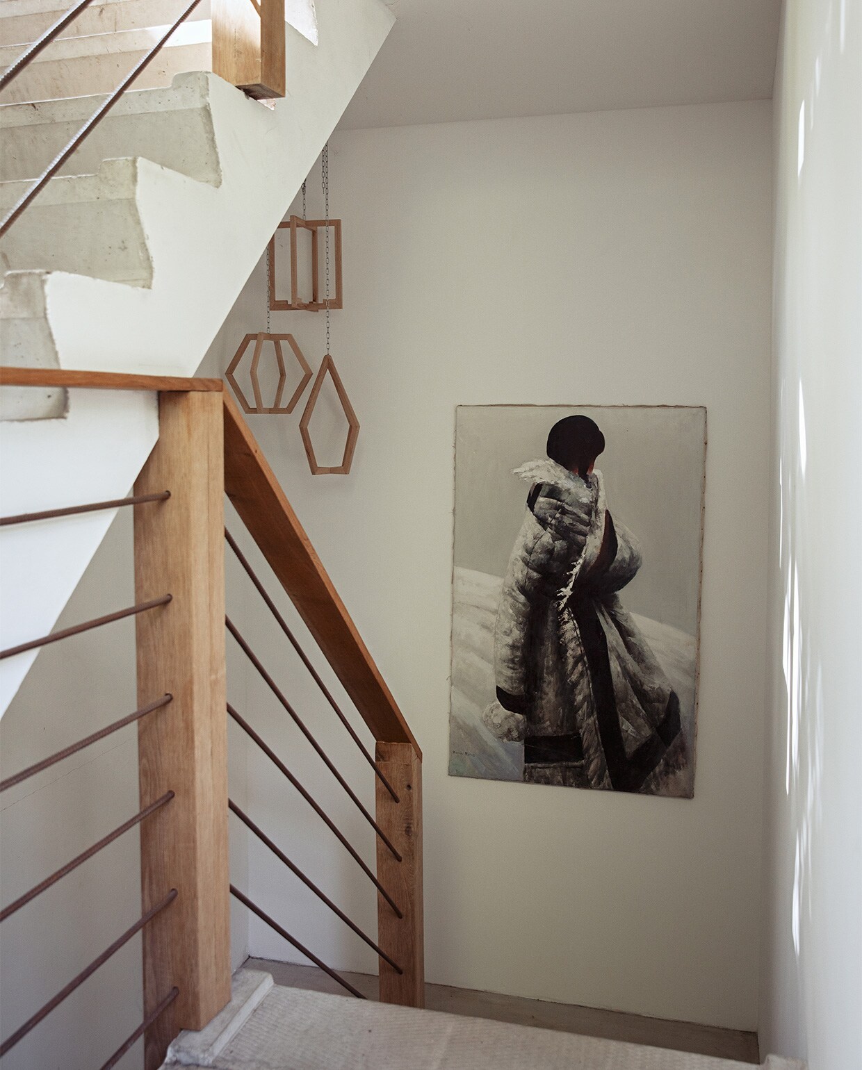 Houten omkleding en trap zelfgemaakt. vtwonen 07-2022 | styling Ilona Jongepier  | fotografie Dana van Leeuwen