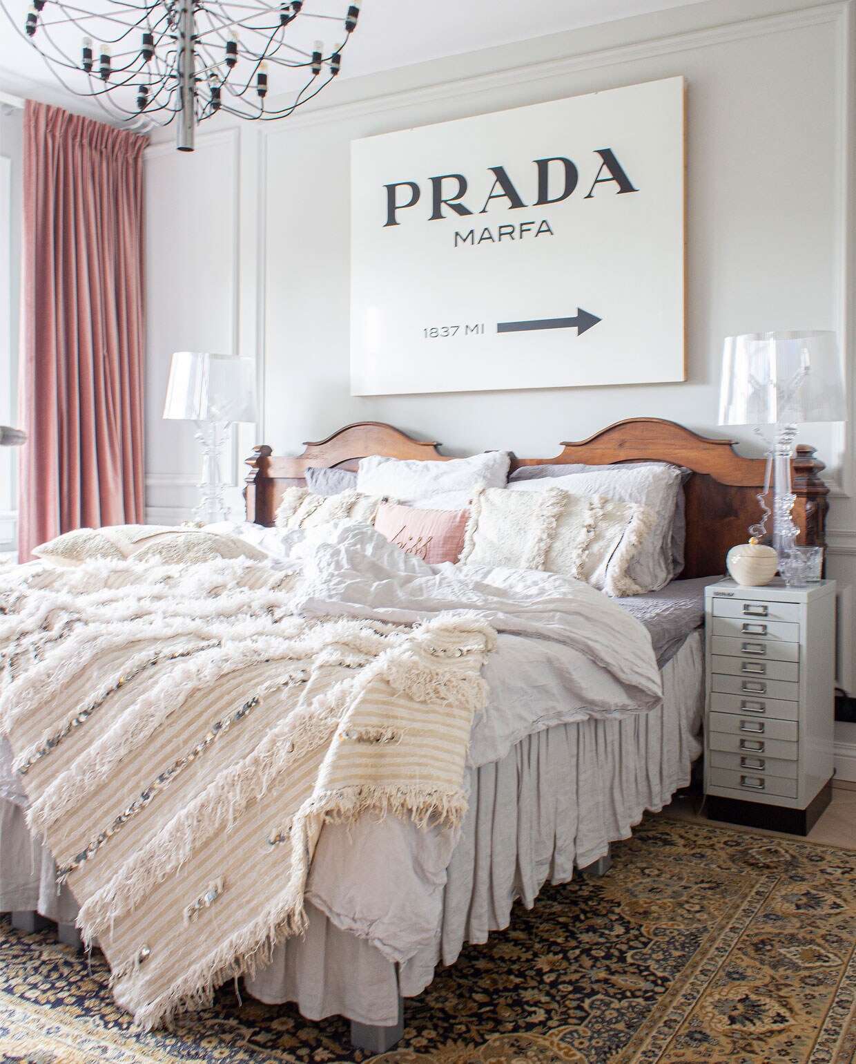 Plafondlamp van Floss (model 2097), bedhoofdbord en Bisley archiefladekastjes komen van marktplaats.nl. Kussens en bruidsdeken op het bed van El Ramla Hamra, bedrok en beddengoed H&amp;M Home. Nachtlampjes Kartell. Het Prada bord is zelfgemaakt, met online bestelde letterstickers. Gipsen muurpanelen zijn gemaakt en geplaatst door Het Schippertje