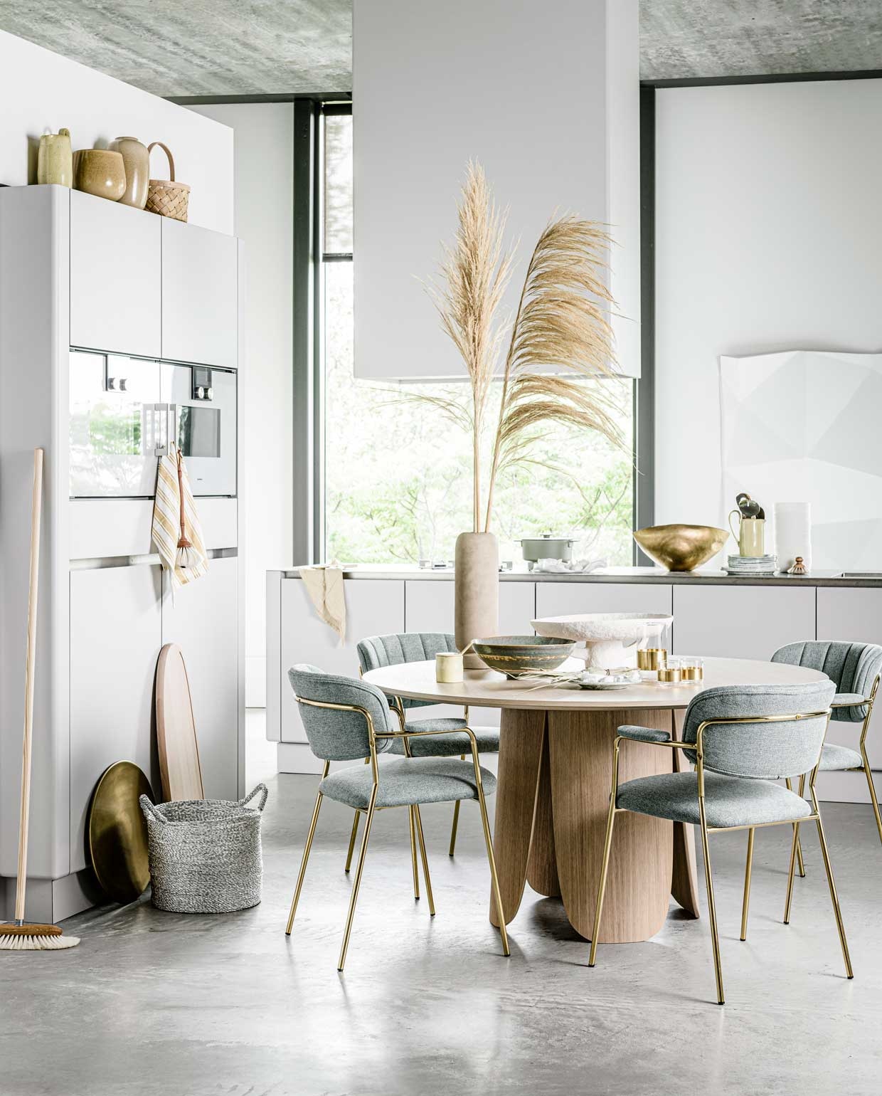 Stoelen Jolien, 49x56x79 cm (bxdxh), per stuk € 169,- (whatiship.nl). Ronde eettafel Peyote, 140×74,5 cm (Øxh) € 1599,- (bolia.com). Pluimen, prijs op aanvraag (greenlifestylestore.nl). Vaas op tafel € 40,- (loods5.nl). Groene serveerkom Pure L van Serax, Ø 32 cm € 79,- (bijenkorf.nl). Witte schaal € 139,-, glazen met gouden rand, per stuk € 17,50,-, glazen kan met gouden rand € 29,-, zilveren lepels in gele kan, per stuk € 29,- (serax.com). Groen met wit gevlekt bord klein € 15,-, groot € 19,- (hayonlinewinkel.com). Keuken Contour met keukeneiland vanaf € 27.500,- (pietboon.com). Geel bakje met lepel € 25,-, gele kan op aanrecht en keukenkast € 55,- (fermliving.com). Grote gouden schaal € 484,- (homestede.nl). Bezem € 48,50, afwasborstel € 20,50, stoffer € 31,- (pantoufle-design.nl). Groene kookpan Surface van Serax, 3 l € 145,-, houten serveerplank Timber van Salt &amp; Pepper, 80×25 cm € 52,99, gele gastendoek op keukeneiland Giant van Hay € 15,- (vtwonen.be). Zilveren mand € 27,95 (loods5.nl). Geel met wit gestreepte theedoek, set van 3 € 7,99, gele vazen op keukenkast per stuk € 14,99 € 14,99 (hm.com). Mand op keukenkast € 4,99 (sostrenegrene.com). Overig privébezit.