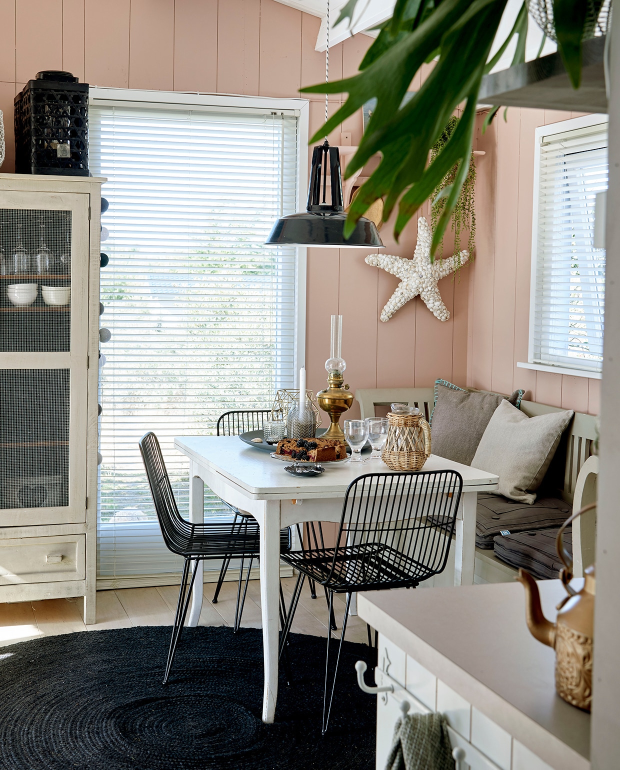 Muurverf Soft Clay vtwonen. Stoelen en lamp HKliving. Kunststof servies Xenos. Lantaarn en vloerkleed LifeStyle. Lichtbollenslinger Cotton Ball Lights. Zeester Beekwilder. Kast en overige Van Goeden Huize. vtwonen zomerboek 2020 | binnenkijken Egmond