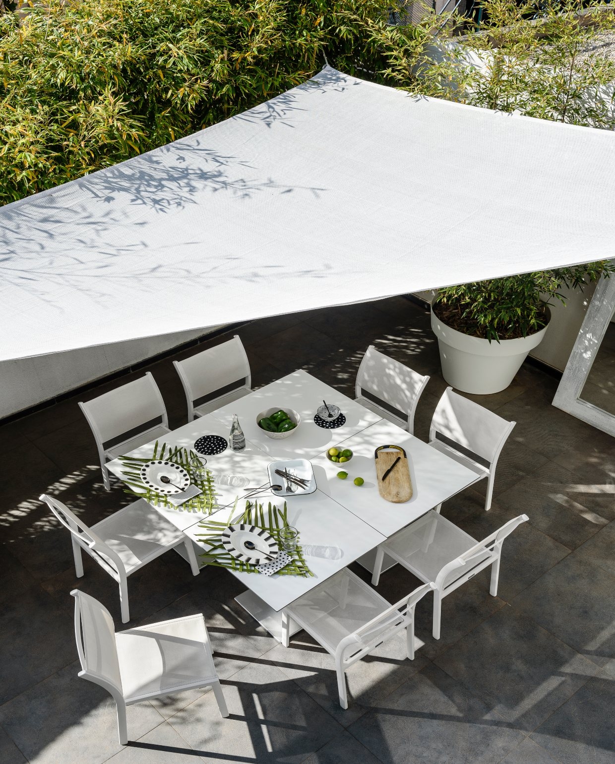 Terrastafels en stoelen Vlaemynck. vtwonen 07-2020 | binnenkijken cannes strandhuis