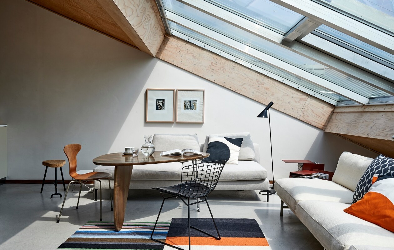 Tafel van Isamu Noguchi (Vitra), draadstoel van Harry Bertoia (Knoll), Mosquito stoel van Arne Jacobsen (Fritz Hansen), bank Daley van Montis, staande lamp AJ van Arne Jacobsen (Louis Poulsen), kunst van Bram van Velde, kruk en tot kleed genaaide lopers Ikea. vtwonen special binnenkijken 03-2020 | styling Rob Jansen | fotografie Dennis Brandsma