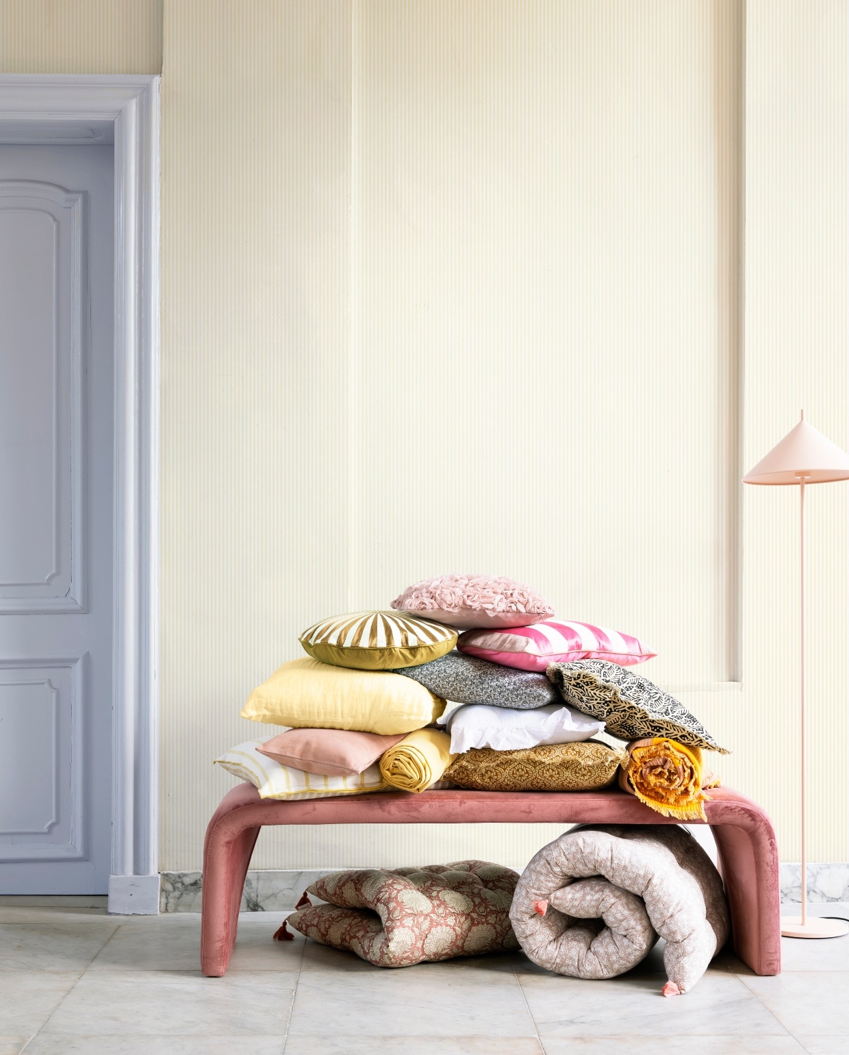 Lak op houtwerk Iets Krokus Creations Mat, vanaf € 26,49 (flexa.nl). Behang Fabian Yellow, per rol € 104,- (sandbergwallpaper.com). Vloerlamp Triangle € 229,- (hkliving.nl). Bank € 525,- (polspotten.nl). Roze kussen met stoffen rozen € 14,99 (hm.com). Zachtgele kussenhoes van stof Brera Lino, Primrose van Designers Guild, per meter € 68,- (wva.nl). Grijs kussen met fijne bloemenprint € 7,99 (sostrenegrene.com). Donkerroze matraskussen € 65,-, lichtroze matraskussen € 95,-, goudgeel rond gestreept kussen € 95,-, langwerpig zuurstokroze gestreept kussen € 67,50 (bungalow.dk). Kussen met zwart-witte bloemenprint € 15,75, kussen met geel-witte bloemenprint € 15,95 (deens.nl). Roze suède kussen € 35,-, witte linnen kussenhoes met sierrand € 37,90 (loods5.nl). Geel-wit gestreept kussen van Designers Guild € 109,- (wva.nl). Zachtgeel plaid € 29,99 (hm.com). Roze-geel gestreepte plaid € 89,- (hayonlinewinkel.com). Overig privébezit. vtwonen 2020-06 | styling Danielle Verheul | fotografie Sjoerd Eickmans