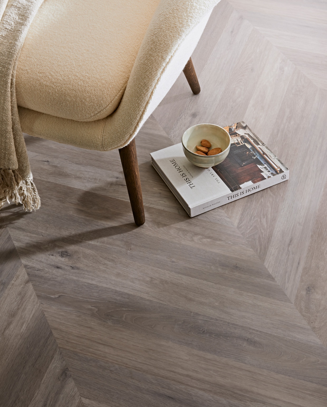 Lichte houten visgraat vloer vtwonen 07-2020 | styling Cleo Scheulderman, fotografie Jeroen van der Spek