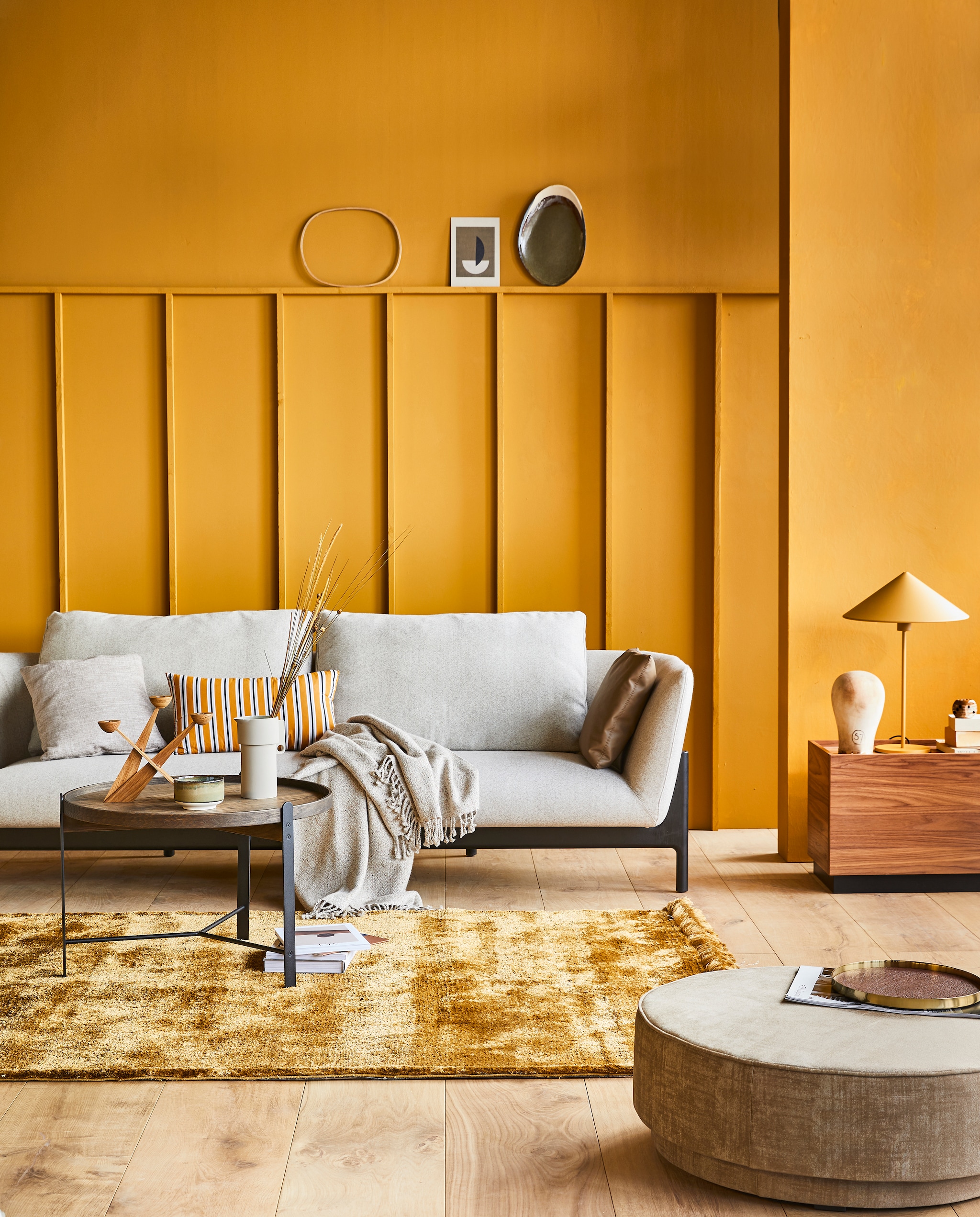 Muurverf DesertM.m.v. design020.nl (bank van Bensen), goeds.nl (salontafel), restored.nl (grijze porseleinen kan), &amp;klevering.nl (kandelaar), vtwonen.nl (gele tafellamp Triangle van HKliving, vloerkleed Nami van Bolia, gestreept kussen van Normann Copenhagen, plaid van Kaat Amsterdam, bijzettafel Block en ronde poef Pearl uit de vtwonen collectie), vandijkenko.nl (hoofd), casagitane.com (bord), hm.com (dienblad). vtwonen 04-2020 |  Jeroen vd Spek