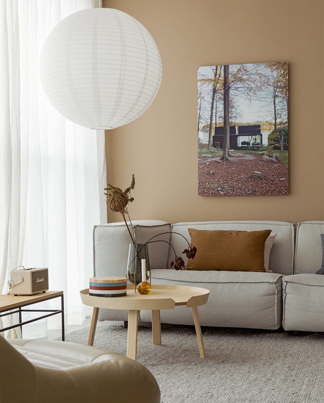 Gordijnen en kussens By Mölle, papieren bollamp Lampionwebshop, fotoprint van hotel Vipp Shelter in Zweden zelfgemaakt, bank Trendhopper, bijzettafel Muuto, foodtrays Five Circles van Muller Van Severen voor Valerie Objects, kaarsenstandaard Fest, Vaas Menu, droogbloemen Bloemetje op Tafel, kleed Karwei, radio Marshall, bijzettafel onbekend, matte muurverf (IG KH M-060) Histor. JA | vtwonen 05-2022 | styling Ilona Jongepier  | fotografie Dana van Leeuwen