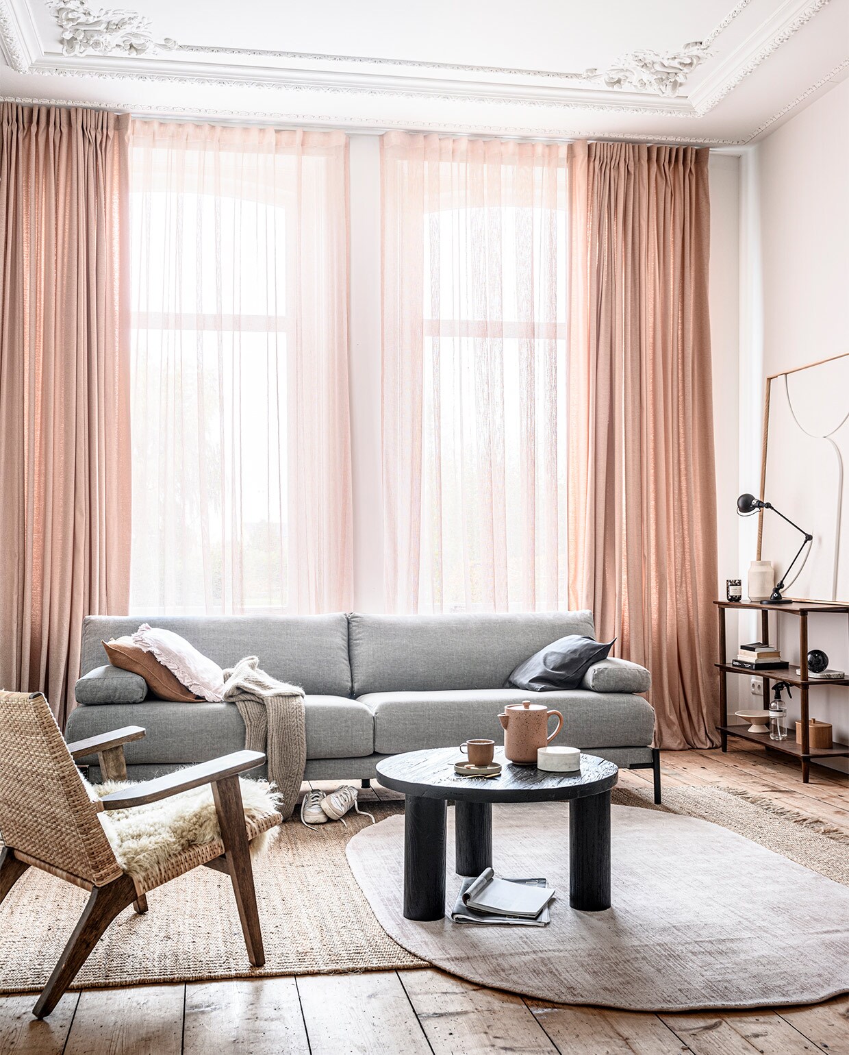 Gordijn op maat (2x) in stof Tweed met Wave plooi kleur 1147, per meter € 23,99. Transparant gordijn op maat in stof Weave kleur 2713, per meter € 27,99. M.m.v. hkliving.nl (fauteuil, vloerkleden, baklijst met artwork, schaal op voet, kist van hout), basiclabel.nl (bank Sleeve van vtwonen), loods5.nl (salontafel, kast, mok, theepot), hm.com (kussens op bank, wollen trui, marmeren opbergdoos, marmeren bal, glazen windlicht), extravert.nl (Jieldé lamp), marie-stella-maris.com (roomspray), adidas.nl (sneakers). Overig privébezit. JA | vtwonen 13-2020 | styling Marlies Does | fotografie Sjoerd Eickmans | productie Tanja Saarberg