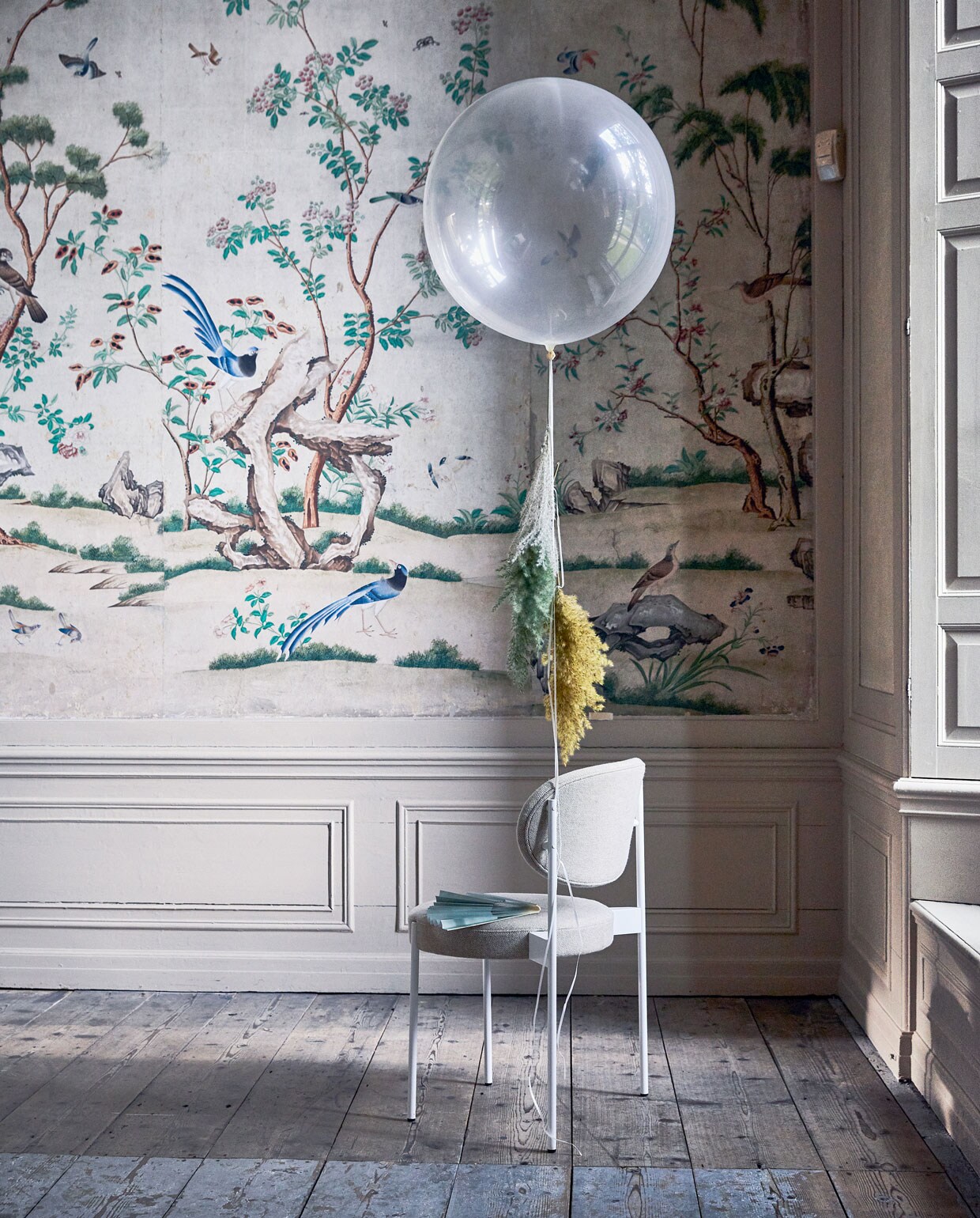 Stoel van Verpan (dezaakdesign.nl). XL ballon gevuld met helium (partyballoon.nl). Gekleurde pampasgrassen (edenique.nl). Mintgroen gespoten papieren waaier (bakerross.nl). styling Cleo Scheulderman | fotografie Jeroen van der Spek