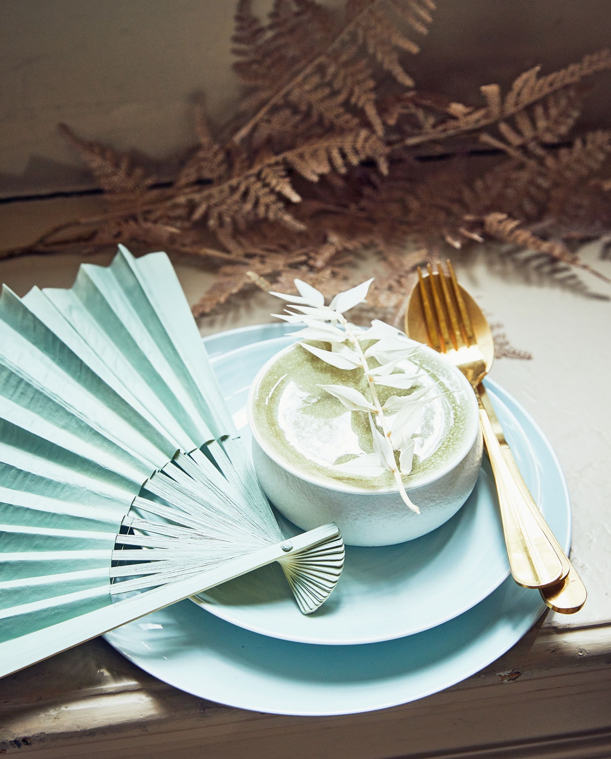 Papieren waaiers per 5 (bakerross.nl). Kom met schotel, 4-delig bestek (nordal.eu). Dinerbord, kleine borden (vtwonen.nl). styling Cleo Scheulderman | fotografie Jeroen van der Spek