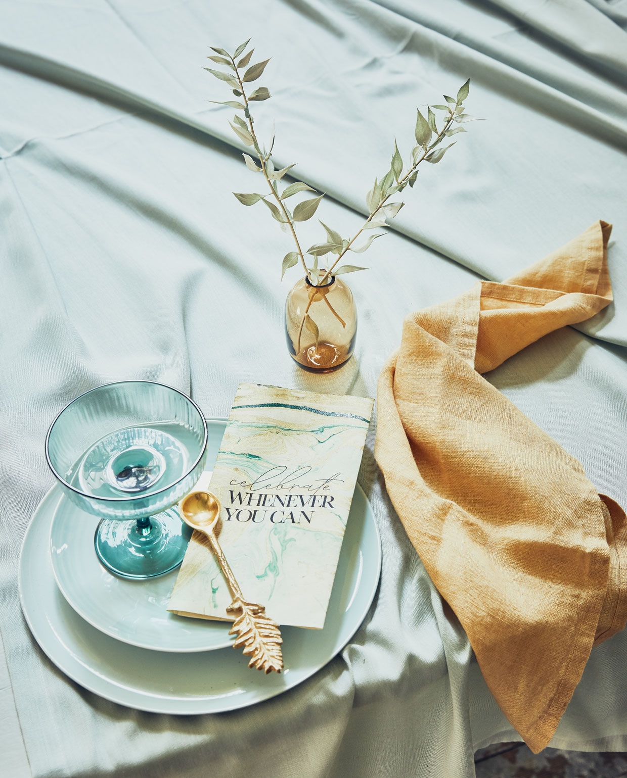 Marmerpapier (vanbeekonline.com). Champagnecoupe, minivaasje,lepel uit set van 3, blauw tafelkleed (hm.com). Okergeel linnen servet (hkliving.nl). Dinerborden, mintgroene borden, Ø 20,7 cm (vtwonen.nl). styling Cleo Scheulderman | fotografie Jeroen van der Spek