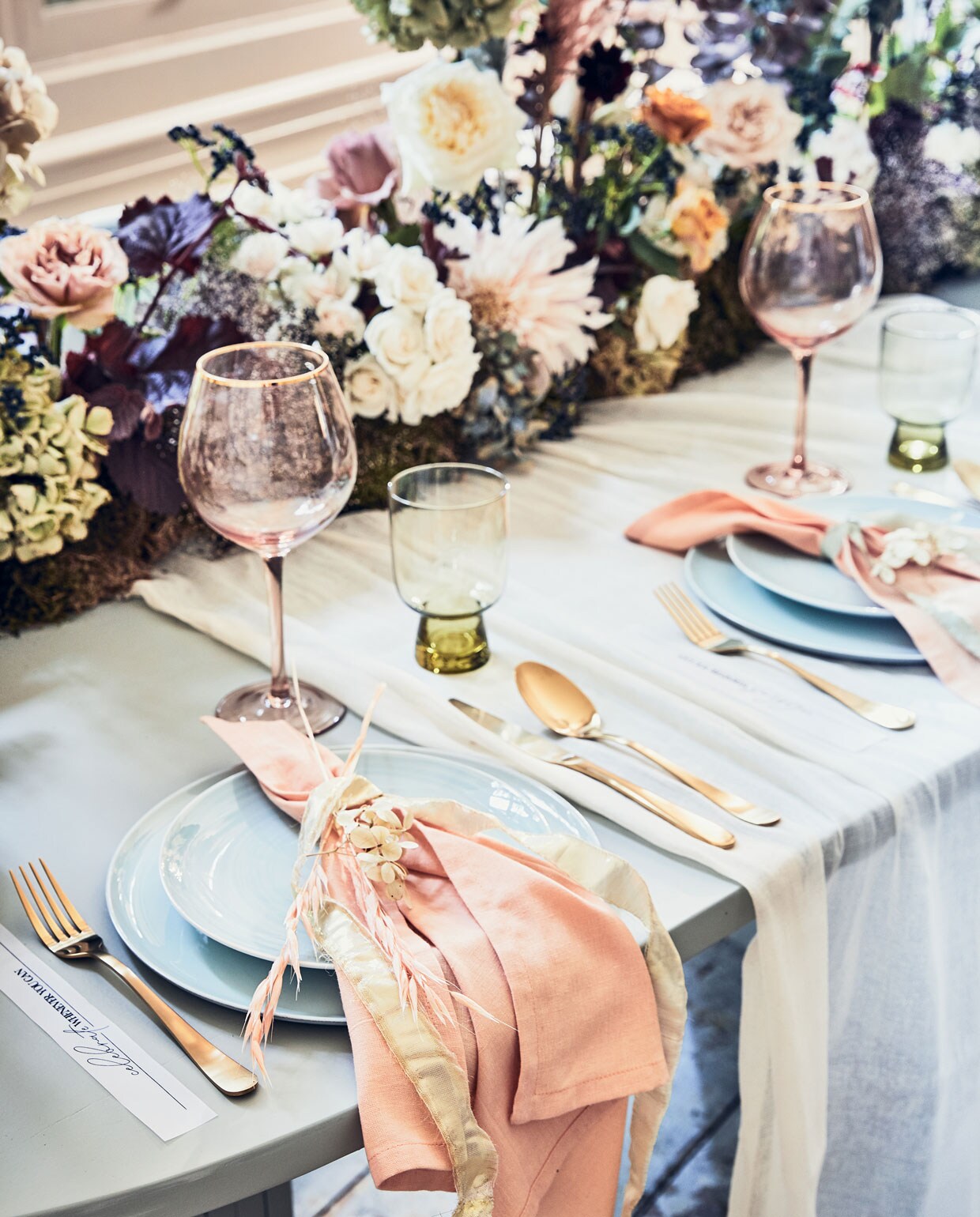 Waterglazen van HK Living, vintage goudkleurig bestek van Amefa, 24-delig, dinerborden van Serax, mintgroene borden Mikasa Savona (vtwonen.nl). Zalmroze servetten, roze wijnglazen met gouden rand (nordal.eu). styling Cleo Scheulderman | fotografie Jeroen van der Spek