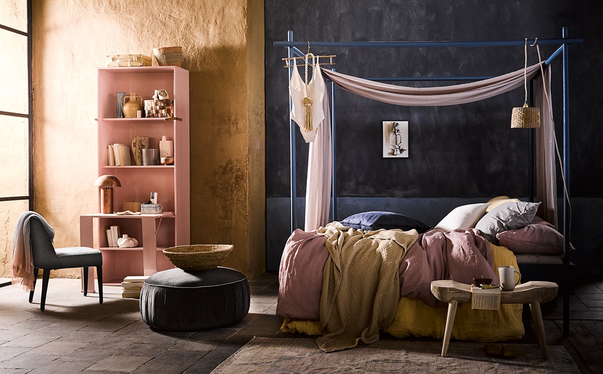 Verfkleur blauw Squid Ink, verfkleur blauw Nest (bauwerk.com.au). Roze opklapkast, blauw bed (com-anders.nl). Stoel blauw, kussen blauw leer (edha-interieur.nl). Donkerblauwe poef (covanderhorst.nl). Linnen doek Valloire Quartz over bed, kamerhoog, linnen kussen Brera Lino Straw geel met wit (wva.nl). Kunstwerk aan de blauwe wand (nicolewegman.nl). Grote rieten mand op poef, bamboe kledinghanger, ketting met houten kralen bij badpak, gele vaas met oren, beige bloempot in kast (loods5.nl). Houten bankje van Mica (vtwonen.nl). Witte kan op tafeltje (annemiekebootsceramics.nl). Vloerkleed (rozenkelim.nl). Wit badpak, handcrème, geel etui, rok over stoel, roze dekbedovertrek van gewassen linnen, beige dekbedovertrek van gewassen linnen, houten bakje in kast met deksel, geurtje blauw (hm.com). Hanglampje, snoer, rood bakje op houten bankje (maisonnl.com). Mand met oranje band (couleurlocale.eu). Koffer op kast (archive-store.nl). Koperen lamp, blauw doosje (thingsilikethingsilove.com). Witte vaas in kast, hoge witte vaas, blauwe vaas smal en hoog in kast (serax.com). Geel dekbedovertrek, houten bruine mand in kast (zarahome.com). Houten vaas met handvat, gele slippers (householdhardware.nl). Plaid geel/beige (tinekhome.com).