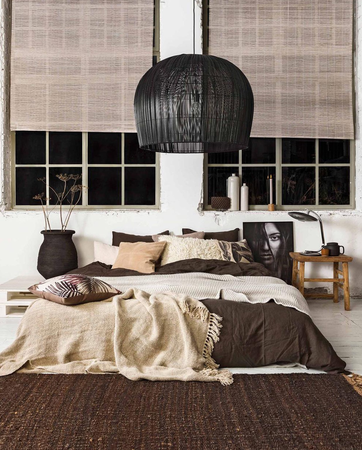 Grote hanglamp Buri Bell (ayilluminate.com). Zwarte kruik, ingelijste foto van Via Martine, uniek oud houten tafeltje, wit wollen kussen, beige gebreide deken, beige gebreid kussen, camelkleurig mokje, houten kandelaar, kaars, textielstempel op voetje (loftloft.nl). Bruin linnen dekbedovertrek, beige suède kussen (hm.com). Naturel linnen plaid Indochine Mornings, hennep bruin vloerkleed vintage Noon (aaimadewithlove.com). Kussen Leaf, kussen met palmbladdessin (vtwonen.nl). Vintage bureaulamp Fase (interieur-vivre.nl). Matzwarte theepot (kinta.nl). Witte kruiken privébezit.
