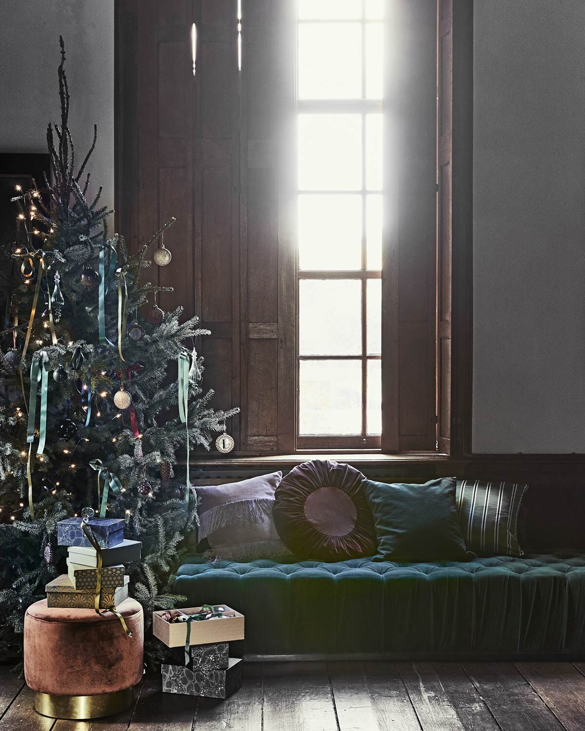 Groenfluwelen lange bank/poef zonder rugleuning van House Doctor, roestkleurige poef (My Deer Art Shop). Rond fluwelen kussen, glitterballen (Madam Stoltz). Kussen met franjes, gemarmerde dozen (Nordal). Gestreepte kussenhoes, groenfluwelen kussenhoes (H&amp;M). Kerstballen met letters (Sissy-Boy). Dozen met gouddessin, roze doos met vakjes, glazen pegels, roestkleurige glazen dennenappels en blaadjes (Bungalow Denmark). Kerstboom (J. Van Vulpen Boomkwekerij). Overig privébezit.