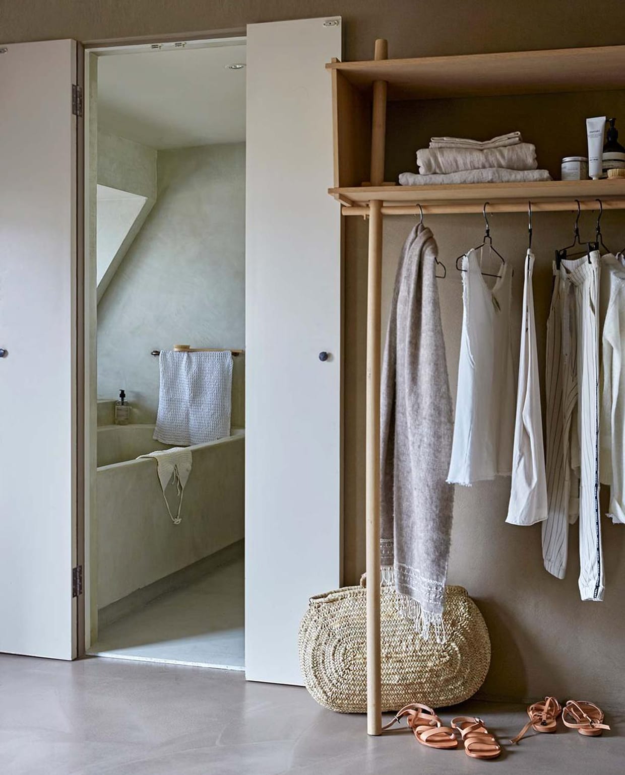 Vloer in beton ciré, bad in beton ciré (Pureconcept). Muurverf Buffalo (Tribe). Kledingkast (Woud). Linnen lakens (By Mölle). Witte handdoek (Ferm Living). Badproducten van Meraki, borstels van Meraki (vtwonen.nl). Kleding (10 Days). Gehaakte top, sandalen, wollen sjaal, rieten tas (Sukha Amsterdam). vtwonen 08-2018 | styling Marianne Luning | fotografie Tjitske van Leeuwen