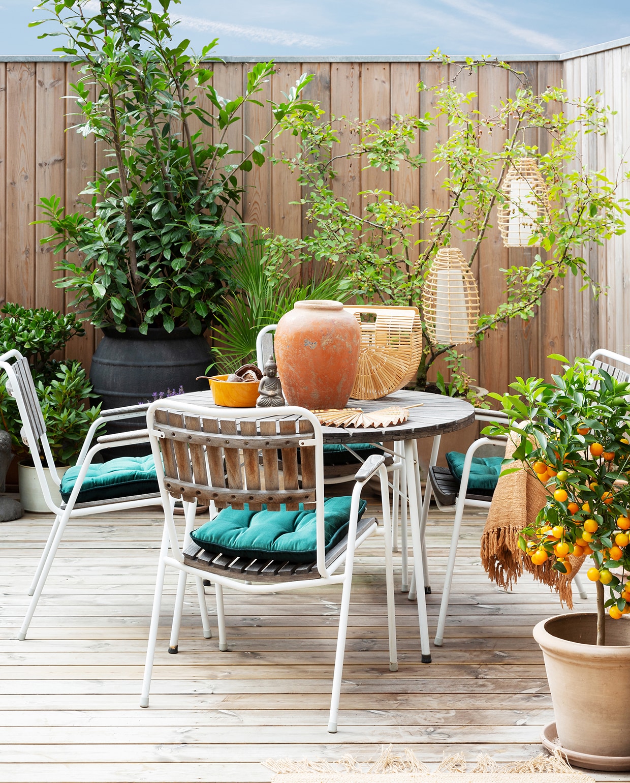 wit staal stoelen met hout aan tuintafel Buitenkijken Kopenhagen vtwonen tuin special 2-2020 | styling Rikke Graff Juel | fotografie Anitta Behrendt