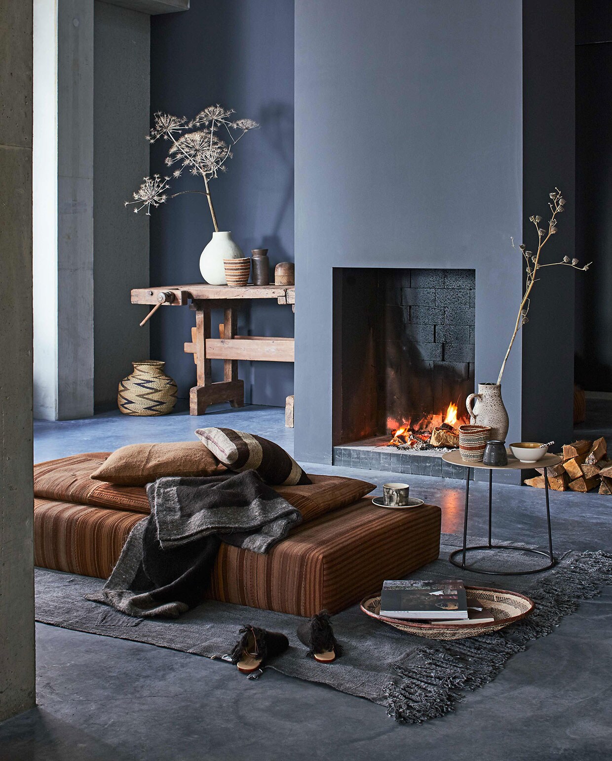 Daybed van Thibault Van Der Straete, bekleed met alpacawol, vloerkleed Private, kussen Camel van Thibault Van Der Straete, plaid van Thibault Van Der Straete, 100% alpacawol, sloffen van Thibault Van Der Straete, mok Squat van Wonki Ware, bord Cake Sight van Wonki Ware, crèmekleurige vaas van Imperfettolab (). Kussen Frazada, schaal Binga, soapstone pot, kom van Jars Céramistes, lepel van olijfhout Kenya, mand Kenya, rieten mand Buhera Gourd Zimbabwe (). Werkbank, houten hoedenmal (). Karaf met oor, bruine vaas (). Ronde metalen bijzettafel met houtprint (). Boeken privébezit. vtwonen 01-2017 | fotografie Jeroen van der Spek | styling Cleo Scheulderman