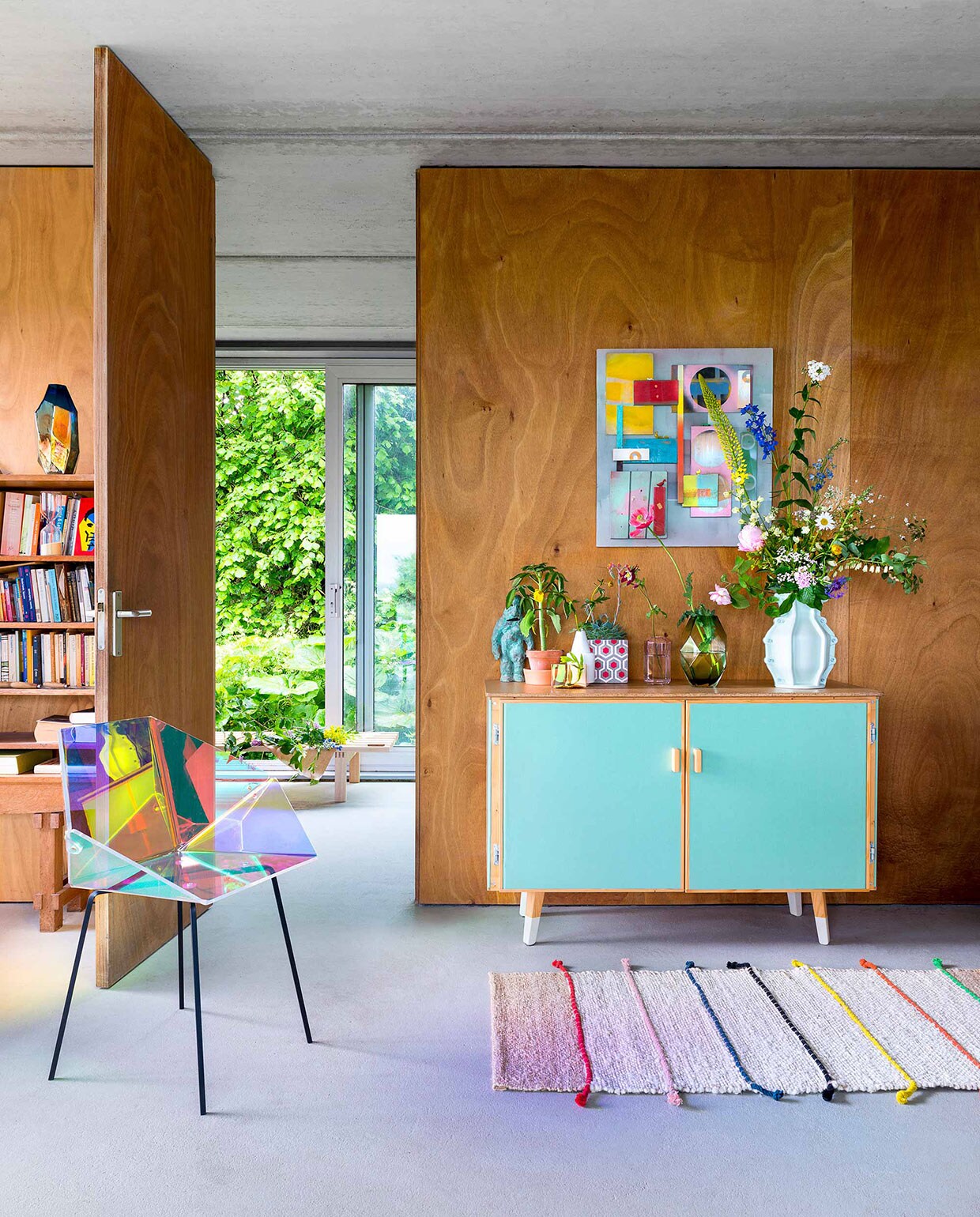 Iriserende  medium (Pols Potten). Kunstwerk Kleurcompositie 01, dressoir Plasterboard Dresser (l).  (Noon).  op achtergrond ontworpen door Martin Visser (Spectrum). Klein  Ruutu (Iittala).  Trapped Vase D9, stenen vaasje Feeling Pot ontworpen door  (Serax). Roze vaasje Jewel Vase (). Groene vaas Faches (). Lichtblauwe  ontworpen door Floris Hovers (Cor Unum). Bloemen ( in samenwerking met ). Kleed privébezit. vtwonen 08-2016 | Fotografie Stan Koolen | Styling Kamer 465 | Bloemstyling Saskia de Valk