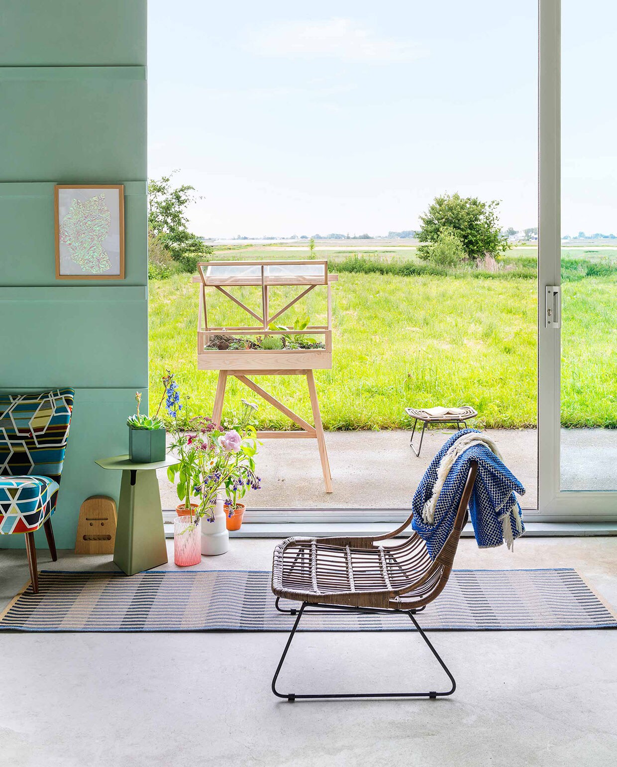Plantenkas Greenhouse ontworpen door Atelier 2+ ().  vintage naturel,  vintage naturel (Riverdale). Stoel One Off lounge chair + agency (). Groen vaasje Hexagon Pot ().  ontworpen door David Weeks Studio,  over stoel Dotto (e15). Groen tafeltje Batch Ocide (). Windlicht vaas ). Vaas Colour Porselain Vase High ontworpen door Scholten &amp; Baijings ().  Two Ways (Hay). Lijst privébezit. vtwonen 08-2016 | Fotografie Stan Koolen | Styling Kamer 465 | Bloemstyling Saskia de Valk