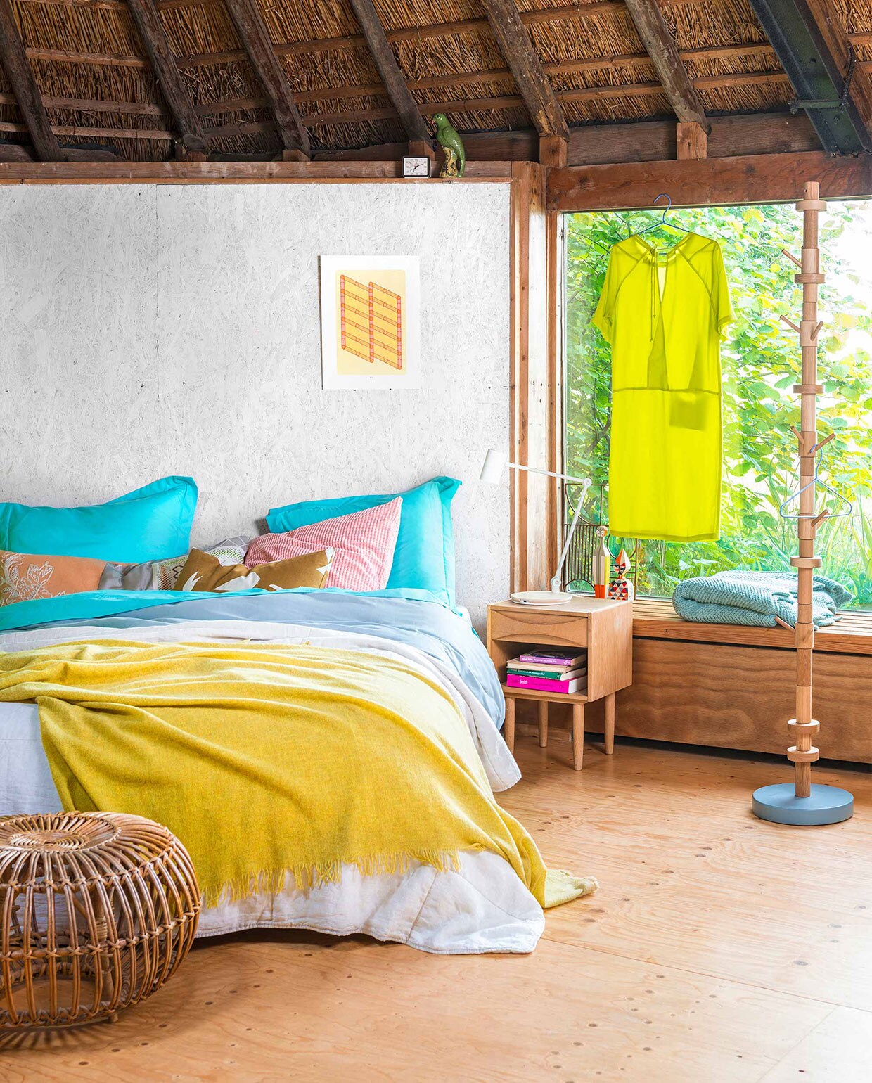 Illustratie Risoprint ontworpen door Sigrid Calon (). Jurkje Bem (). Kapstok Stack (). Dekbedovertrek van perkalkatoen, kussenhoes (). Kussen print lang ().  met print,  Outline Wall Smokes Oak (Ferm Living). Sprei Oso sand, gele plaid Fly Piccalilly Melee ().  Wooden Doll no. 12 en no. 14 ontworpen door Alexander Girard (Vitra). Nachtkastje ontworpen door Arne Vodder (). Plaid Zigzag mint (). Rotan poef (). Roze kussen en lamp privébezit. vtwonen 08-2016 | Fotografie Stan Koolen | Styling Kamer 465 | Bloemstyling Saskia de Valk