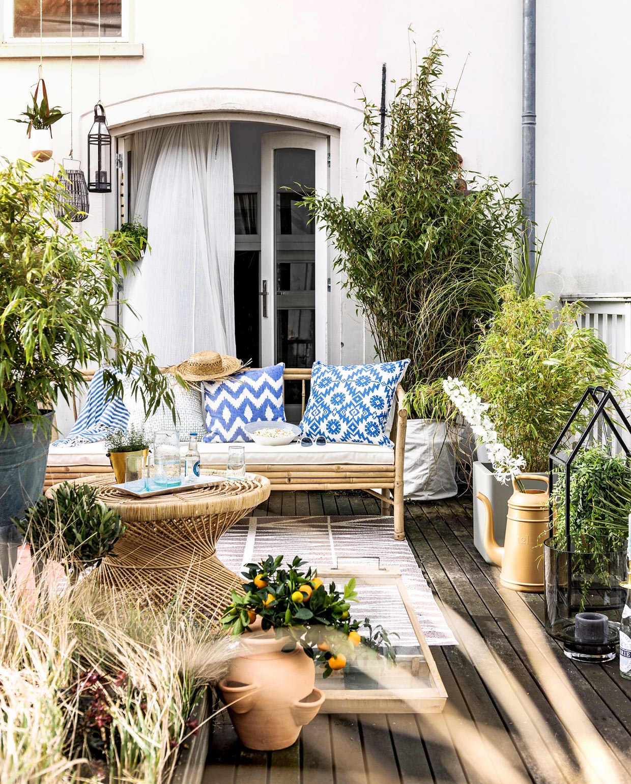Balkon met een rotan bank in de tuin vtwonen 05-2016