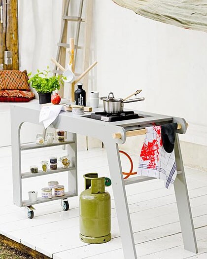 Beker met geel ophangtouwtje, koksmes, steelpan met deksel, siliconen ovenwant (Ikea), houten snijplank, theedoek Star, mokken Bird, pollepel, theedoek Bird (Op16). Flesje organic olijfolie, potje met vleeskruiden, diverse kleine glazen voorraadpotjes, potjes met mayonaise en dressing (Nijhof). Plastic bakjes met gedroogde kruiden (Marqt). Op de achtergrond: kelim kussens (Raw Materials) vtwonen 2011-08 | fotografie Jeroen van der Spek | styling Susanne Kennedy | assistentie Iris van Asselt