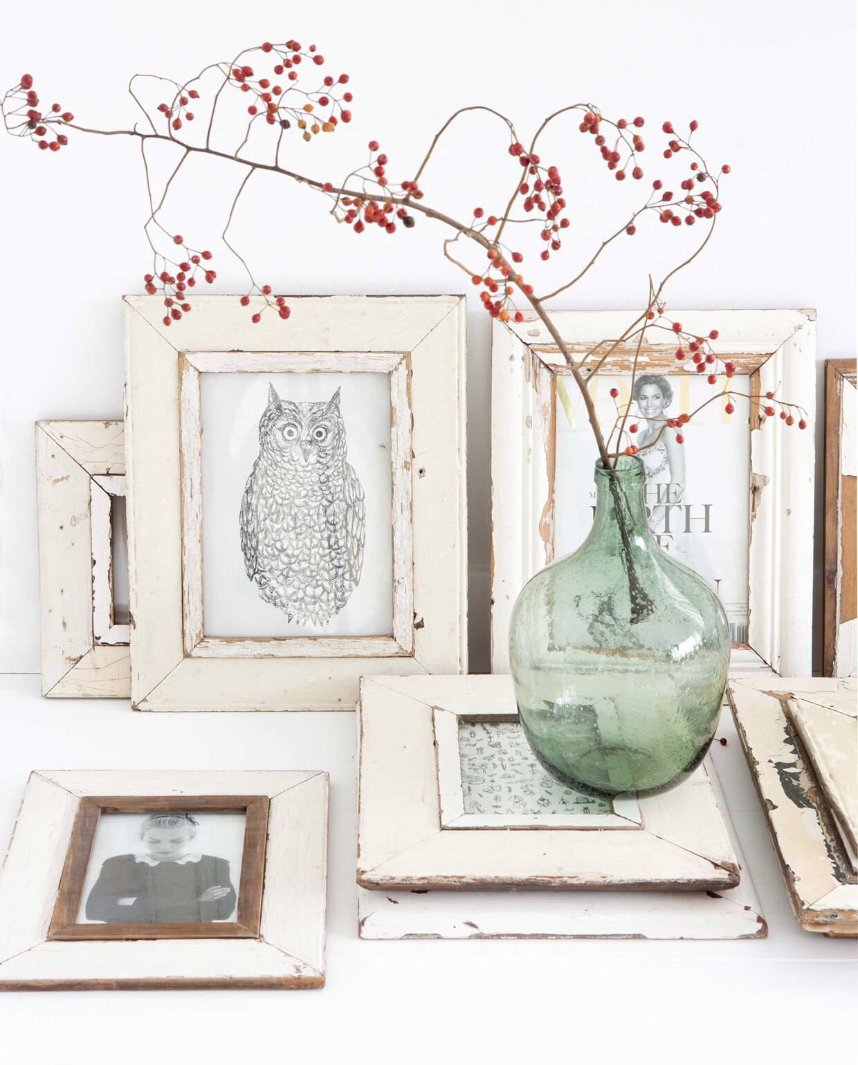 De grote groene vaas kocht Elisabethbij Vergeet-mij-niet in Bergen. Fotolijsten van sloophout, l?Etoile store. vtwonen 12-2015 | Fotografie Jeltje Janmaat | Styling Elisabeth Borger