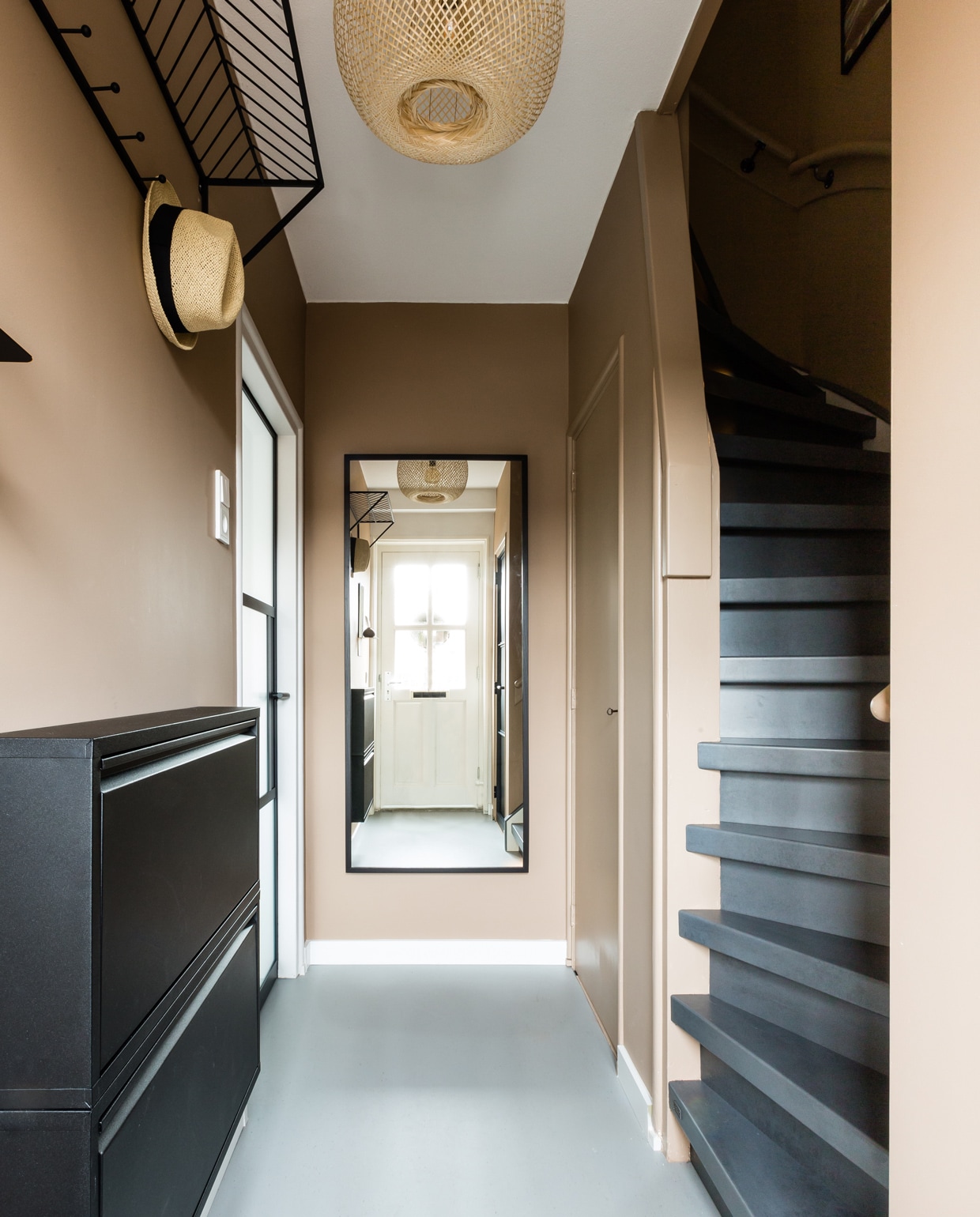 Hal met zwarte trap en kast en lichtbruine verf op de muur vtwonen 12-2020 | Weer verliefd op je huis, Eva in Alblasserdam | styling Eva van de Ven