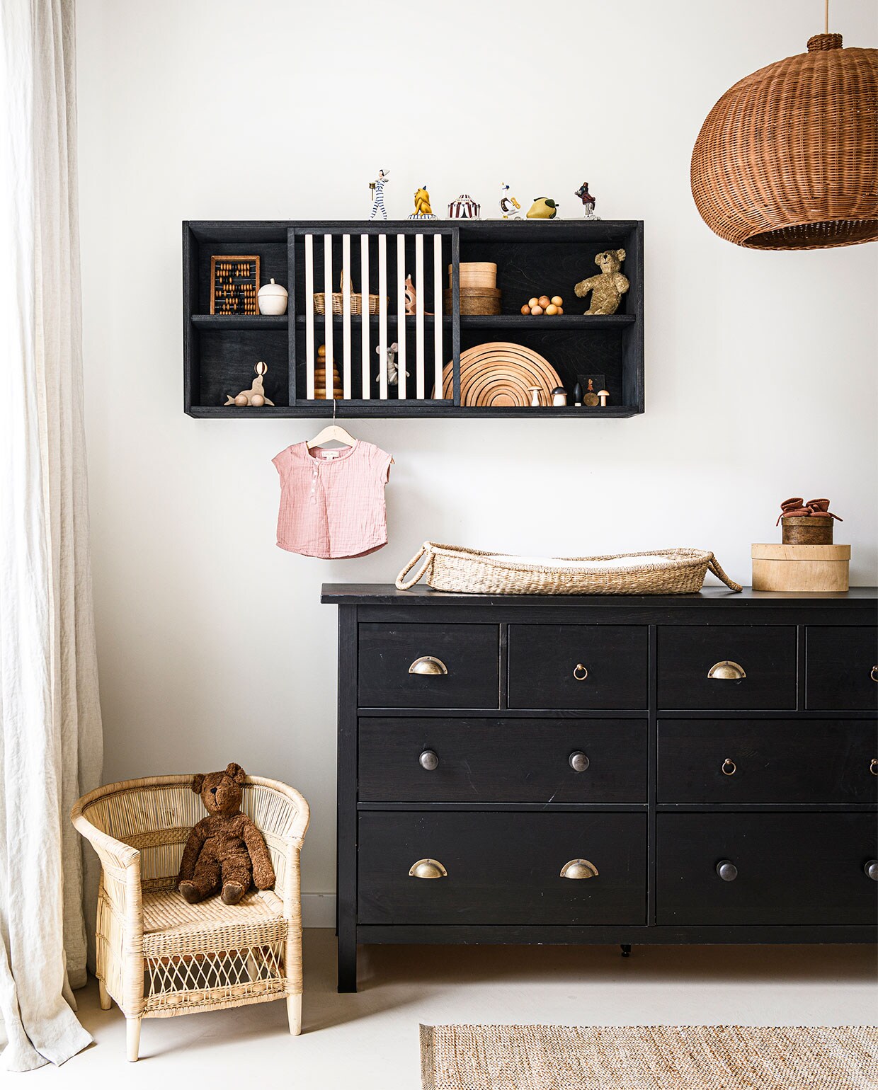 Houten wandkast DIY uit vtwonen special 09-2021 . Gevlochten rieten lamp van Ferm Living, 54×41 cm (Øxh) (lidor.nl). Verschoonmand Nyla van Olli Ella, knuffelbeer Floppy van Senger, gevlochten kinderstoeltje Malawi van People of the Sun, schapenvacht van Binibamba babysloffen in kleur Brick van Hvid, knuffelbeer van Senger (archive-store.nl). Verjaardagstrein Pierrot van Konges Slojd, regenboog stapeltoren van Grimm’s, houten zeeleeuw van Konges Slojd (ilovespeelgoed.nl). Tapijt van gevlochten jute 70×150 cm (zarahome.com). Houten paddenstoelen uit een set van 15 in een rieten mand van Moon Picnic (regenboogschaap.nl). Kleine kaar illustratie Monique van Zuidam voor Fish on The Moon, stoffen muis van Mailen (fishonthemoon.nl). Houten opbergdoos in de vorm van een eikel (iine.nl). Overig privébezit. JA | vtwonen special 09-2021 | styling Kim van Rossenberg | fotografie Sjoerd Eickmans