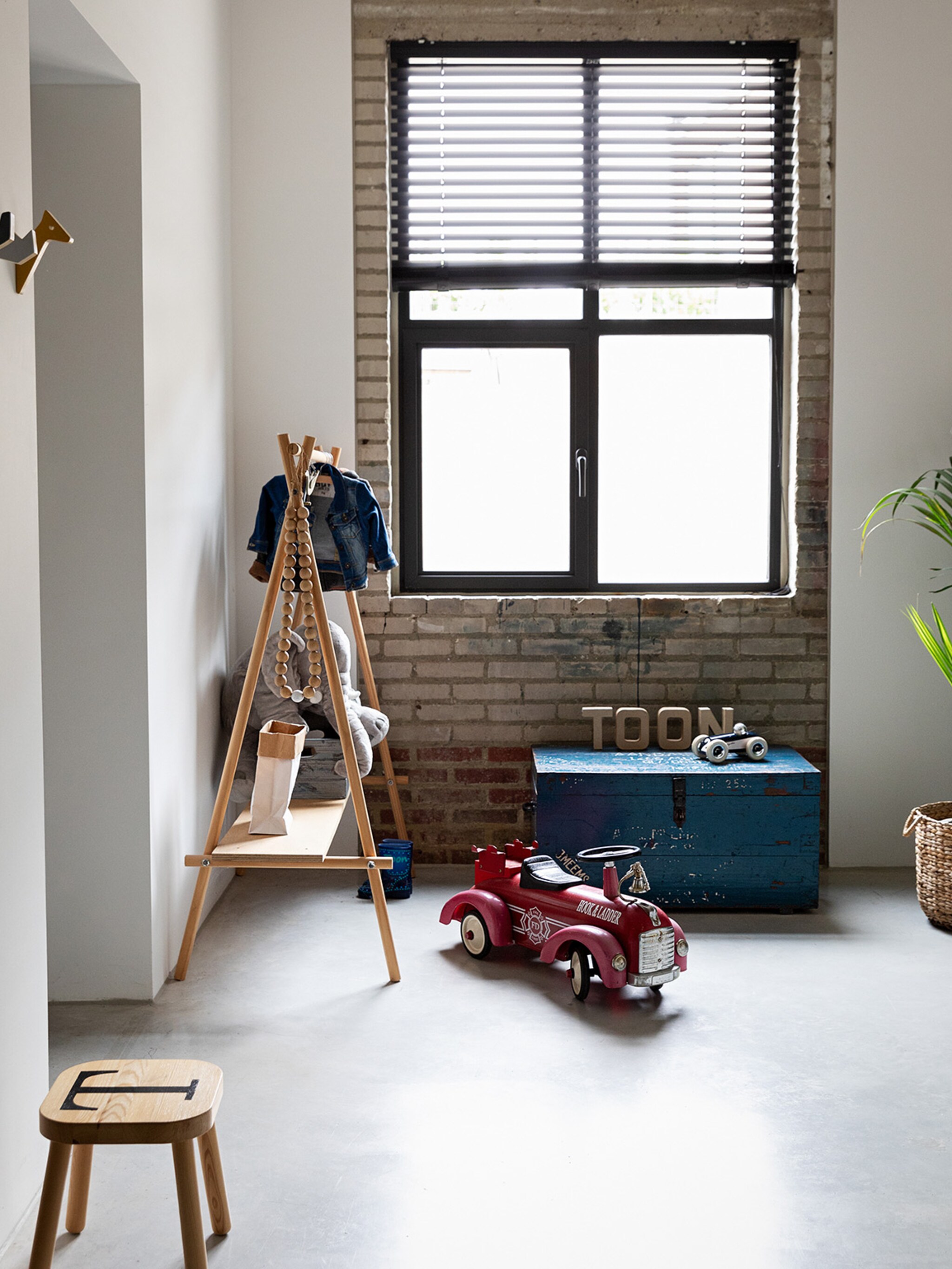 etaleer de zoetste kleren met een kledingrek in de kinderkamer