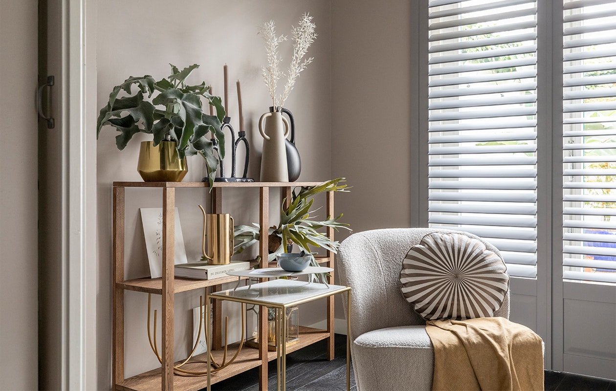 Flexa Easycare Muren muurverf Urban Taupe (flexa.nl). Shutters in de kleur Signal Grey, prijs op aanvraag (jasnoshutters.nl). Pvc-vloer Country Oak 54991 van Moduleo, prijs op aanvraag (woninginrichting-aanhuis.nl). Fauteuil van vtwonen € 279,-, zwarte kan € 65,- (eijerkamp.nl). Sprei € 335, kussen € 95,- (bungalow.dk). Zwarte kandelaar van designer De Ling, prijs op aanvraag (instagram.com/junoonbyjanicejill/). Bijzettafel, set van 2 € 457,58, gieter € 56,- (nordal.eu). Grijs plateau op de bijzettafel € 109,99 (kwilleminhuis.nl). Kunstwerken artprint flora, prijs op aanvraag (maartjevandennoort.nl). Lepel van vtwonen, set van 2 € 12,55, kom van Serax, 12-delige set € 199,- (vtwonen.be). DIY wandkast van vtwonen (vtwonen.nl/diy). Gouden plantenpot € 14,99, plantenpot in stolp € 4,99 (hm.com). Kunstplant prijs op aanvraag (silk-ka.com). Plant, droogtakken, prijs op aanvraag (plantje.nl). Overig privébezit. JA | vtwonen weer verliefd op je huis | seizoen 15, aflevering 12 | styling Liza Wassenaar | fotografie Margriet Hoekstra