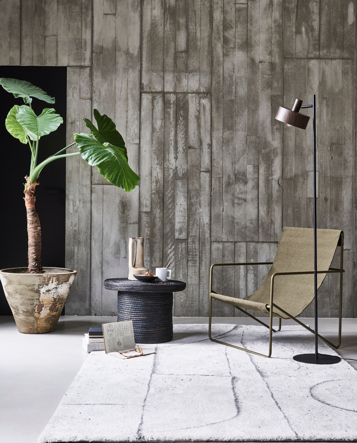 Metalen vloerlamp Woody, 28x43x160 cm (lxbxh), exclusief lichtbron € 149,-. Vloerkleed Abstract in crème, 160x230 cm € 199,-. M.m.v. couleurlocale.eu (salontafel, vaas), vtwonen.be (fauteuil Desert van Ferm Living). Overig privébezit. vtwonen 11-2021 | productie Tanja Saarberg | styling Marlies Does | fotografie Bart Brussee\n