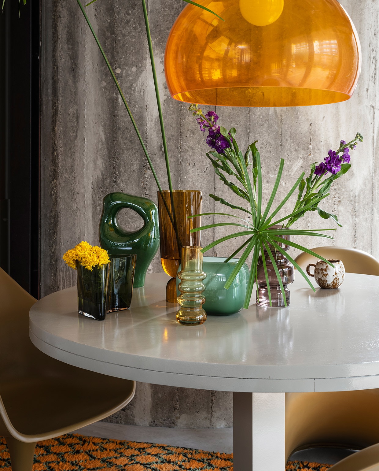 Mangohouten eettafel Deck in kleur Clay van vtwonen, 78×120 cm (hxØ) € 749,-, lamp van Kartell € 243,-, vaas van Hay € 85,-, mok met oor van Bloomingville € 11,35 (vtwonen.nl). Stoel met poot € 439,-, S-chair € 595,- (householdhardware.nl). Vintage karpet, 267×170 cm € 890,- (rozenkelim.nl). Keramisch ornament Glossy Green € 79,95 (hkliving.nl). Kom op voet € 44,95 (pietheineek.nl). vtwonen 02-2022 | styling Marianne Luning | fotografie Stan Koolen