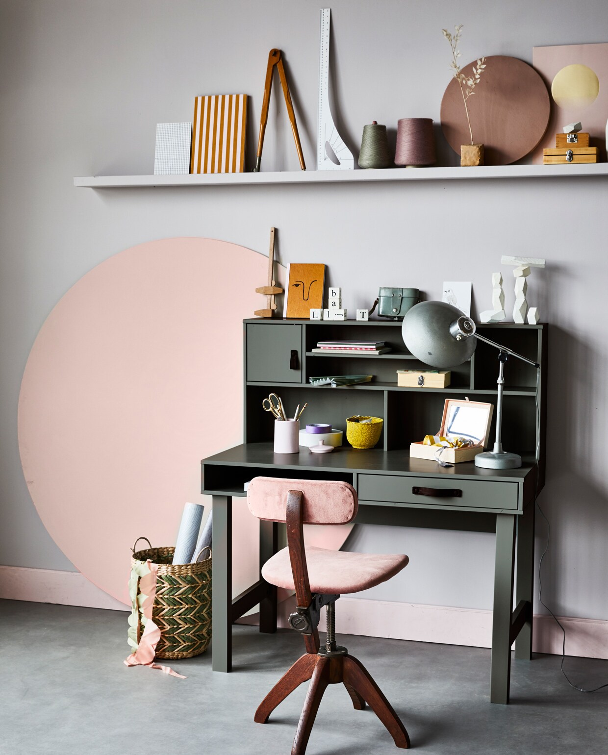 Bureau Stage van geschuurd grenen in kleur Soap, 122x110x58 cm (hxbxd).M.m.v. neeflouis.nl (bureaustoel, klossen garen, vintage fototasje, gele lamp), maisonnl.com (kralenbakje, roze potje), sissy-boy.com (gestreept en geel notitieboek), vtwonen.nl (mand van Bloomingville), vanons.eu (witte blokken), karwei.nl (muurverf Skin, muurverf Flax in stip). Overig privébezit.