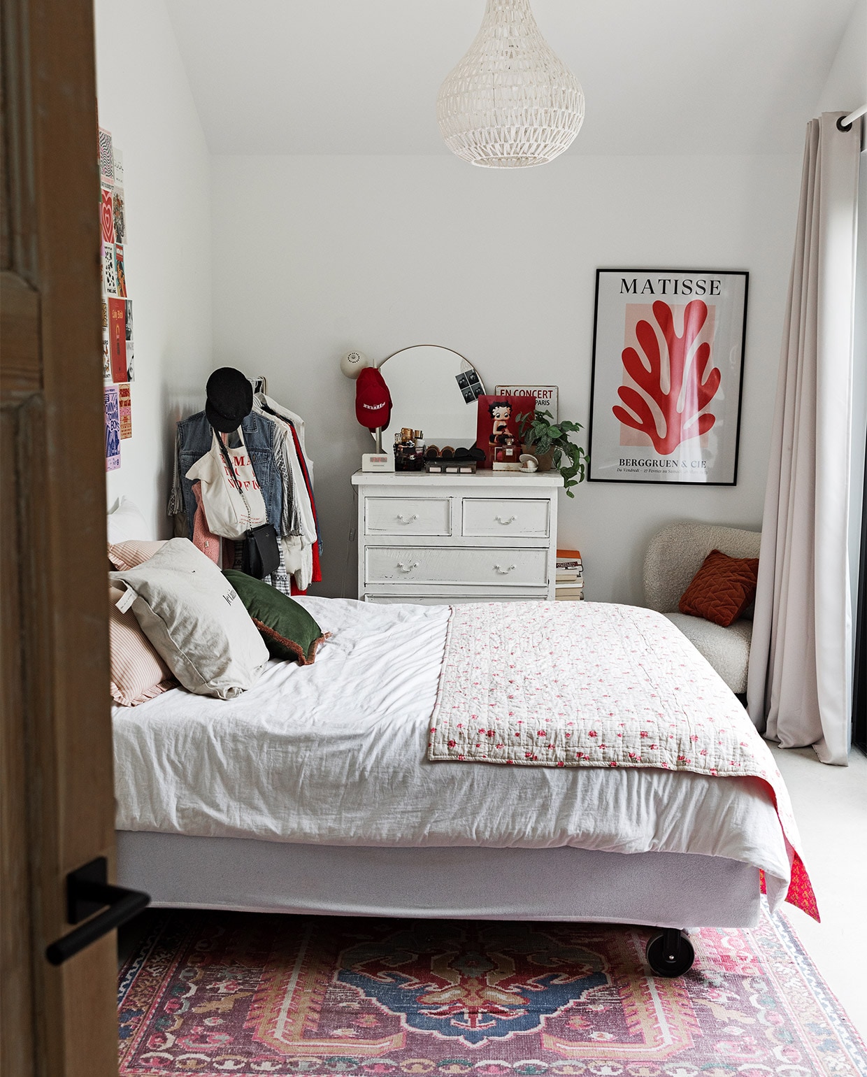 Muurkleur Ral 9016, collage Pinterest uitgeprint bij Albelli. Bijzettafel Burbri Antiek. Kussens Blokker en Zusss. Bed, beddengoed en kledingrek Ikea. Sprei gekregen.