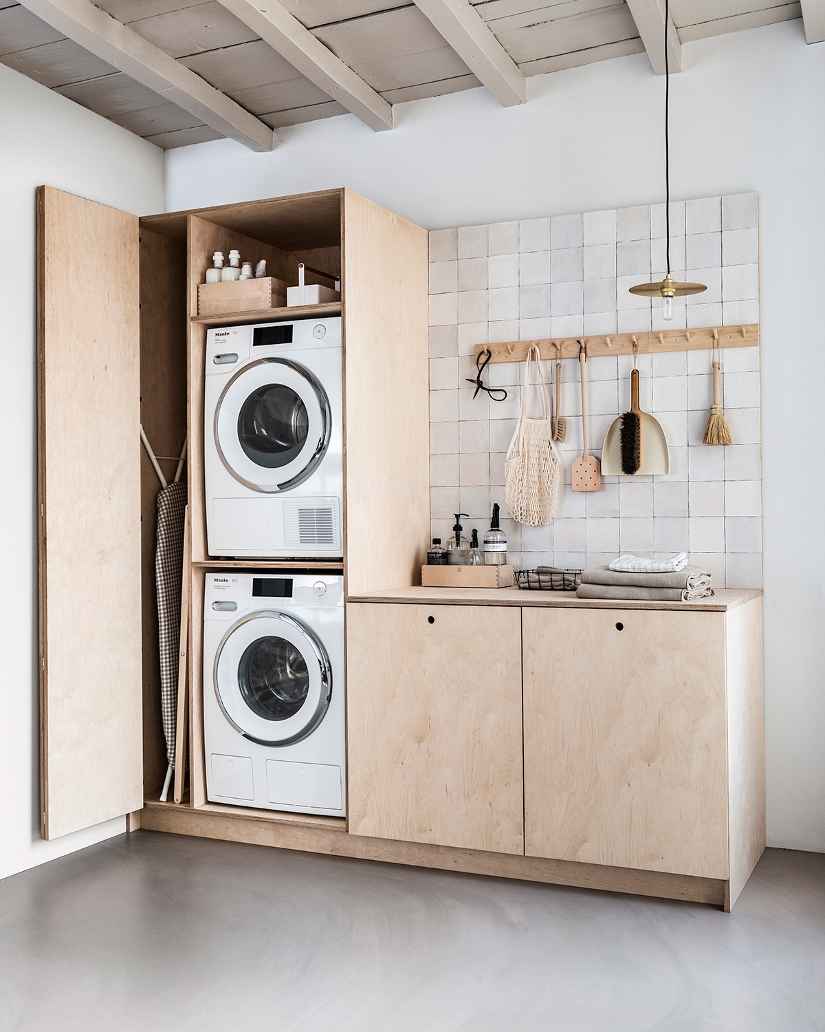hoge kast met twee wasmachines in de bijkeuken
