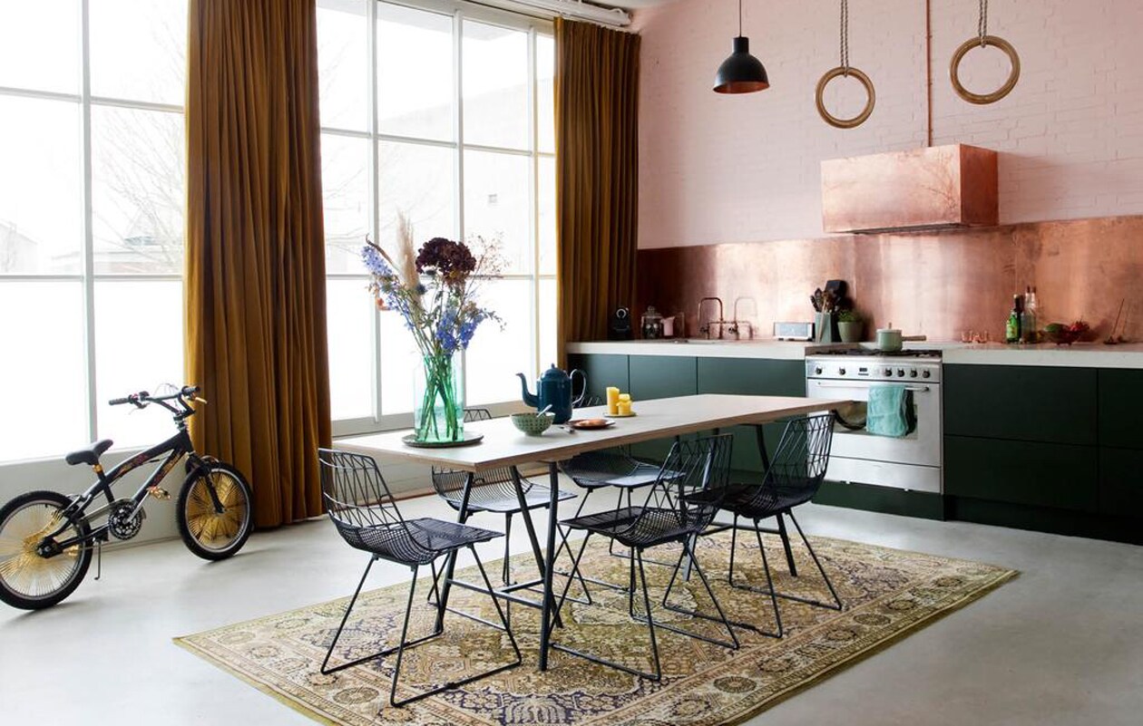 boho keuken met roze muren en grijze gietvloer