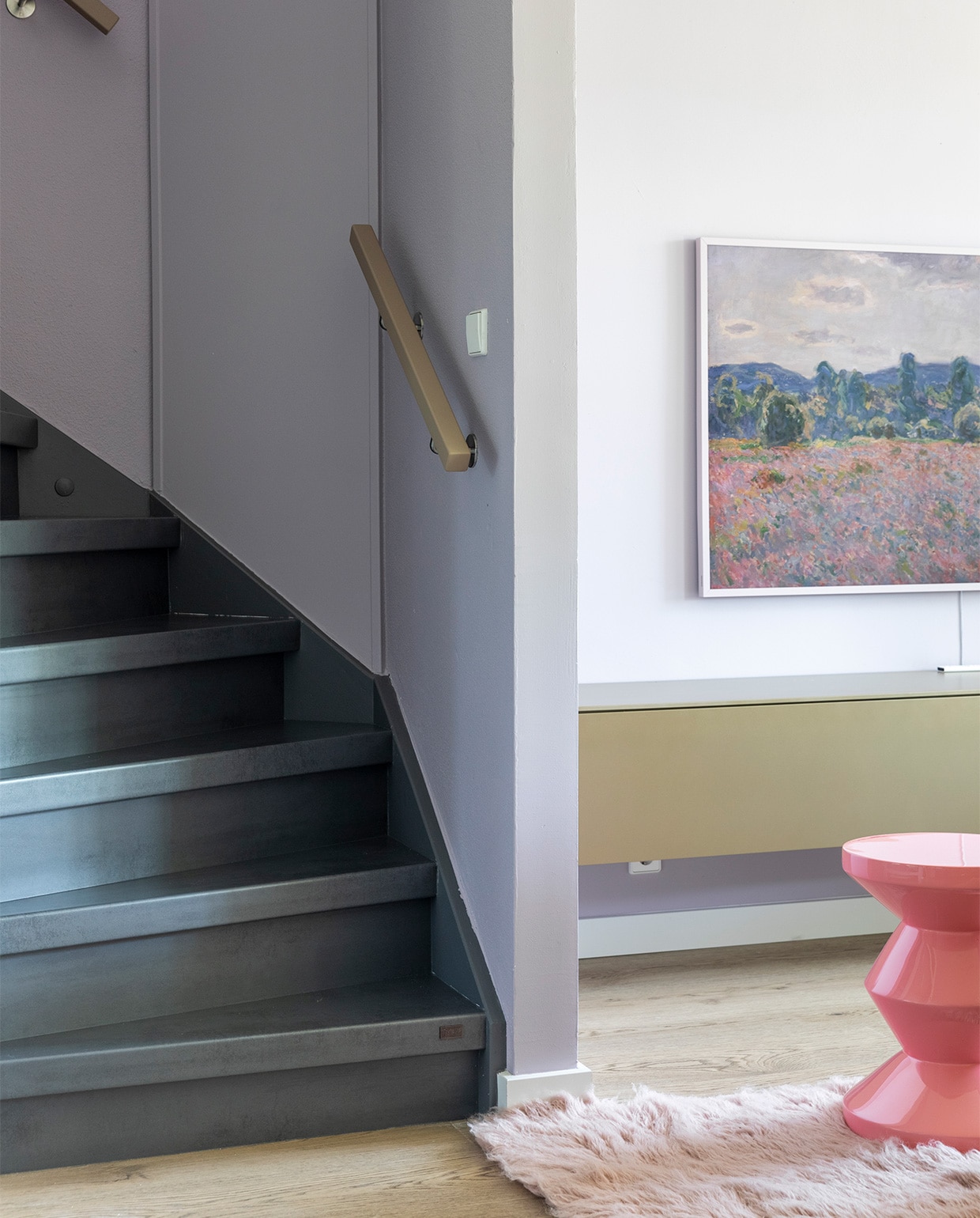Traprenovatie Upstairs. Roze bijzettafel van Polspotten € 325,- (vtwonen.be). vloerkleed (eijerkamp.nl)