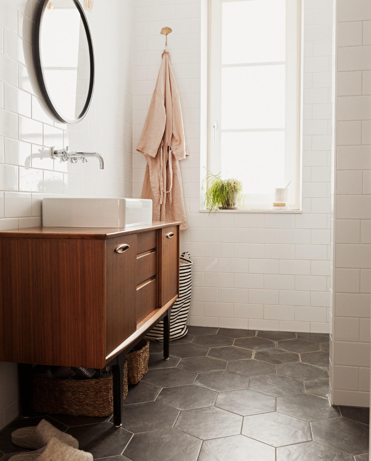 Badkamermeubel via Sixty Fruits, kraan Pelgrim, tegels via Tegels in Huis, spiegel en wasmand House Doctor, lamp Kwantum, badjas H&amp;M Home, manden via Marktplaats, tandenborstelhouder onbekend.