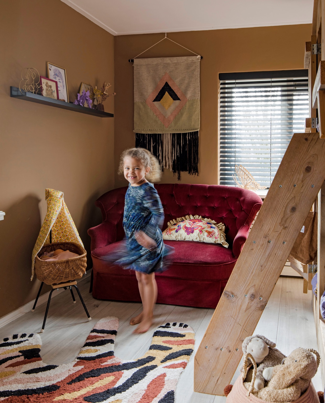 Velours bankje familiestuk, rotan poppenwieg vintage, wandkleed Karwei, vloerkleed Kwantum, kussen Ikea, raambekleding DIB. Muurverf Spiced Honey Flexa. Overig onbekend.