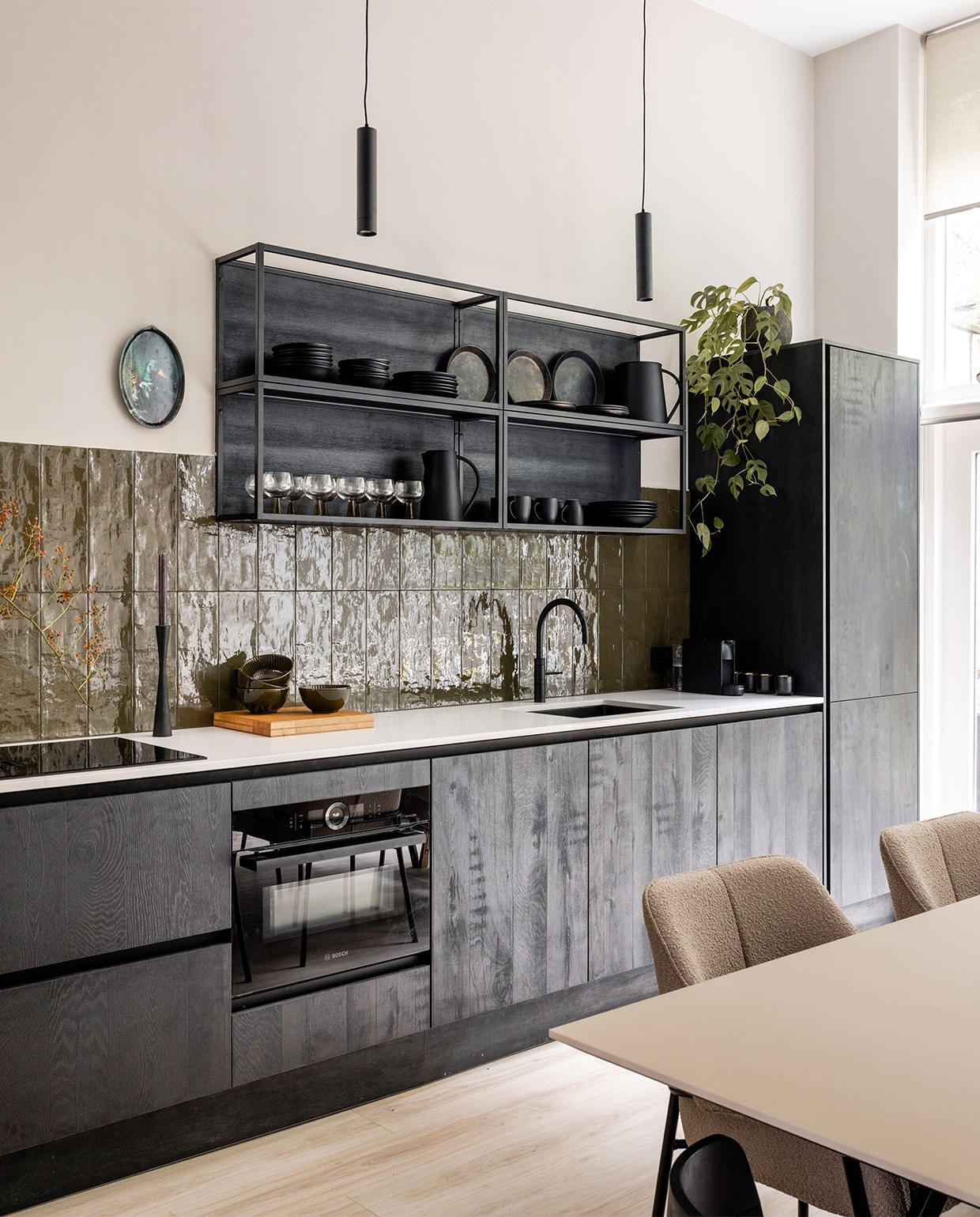 Verf muur boven het aanrecht Sandy Beach FlexaElektrisch bedienbare rolgordijnen Cera 7378 van Luxaflex Woninginrichting-Aanhuis.nlKeukenlampen van Karizma Luce Bedrijfsverlichting.nlvtwonen tegels by Douglas &amp; Jones Mediterranea Camouflage Glans 13,2×40 cm Douglas &amp; Jonesvtwonen keuken met composiet blad strato grey MandemakersInductiekookplaat met afzuiging Serie 6 Bosch Compacte oven met magnetron Serie 8 carbon black Bosch Volledig geïntegreerde vaatwasser XXL 2169 Serie 8 Bosch Ovalen dienblad Achille IbrideIn de wandkasten:Borden vtwonenVaas met handvat vtwonenWijnglazen Swirl vtwonenMokken vtwonenOverig privébezit